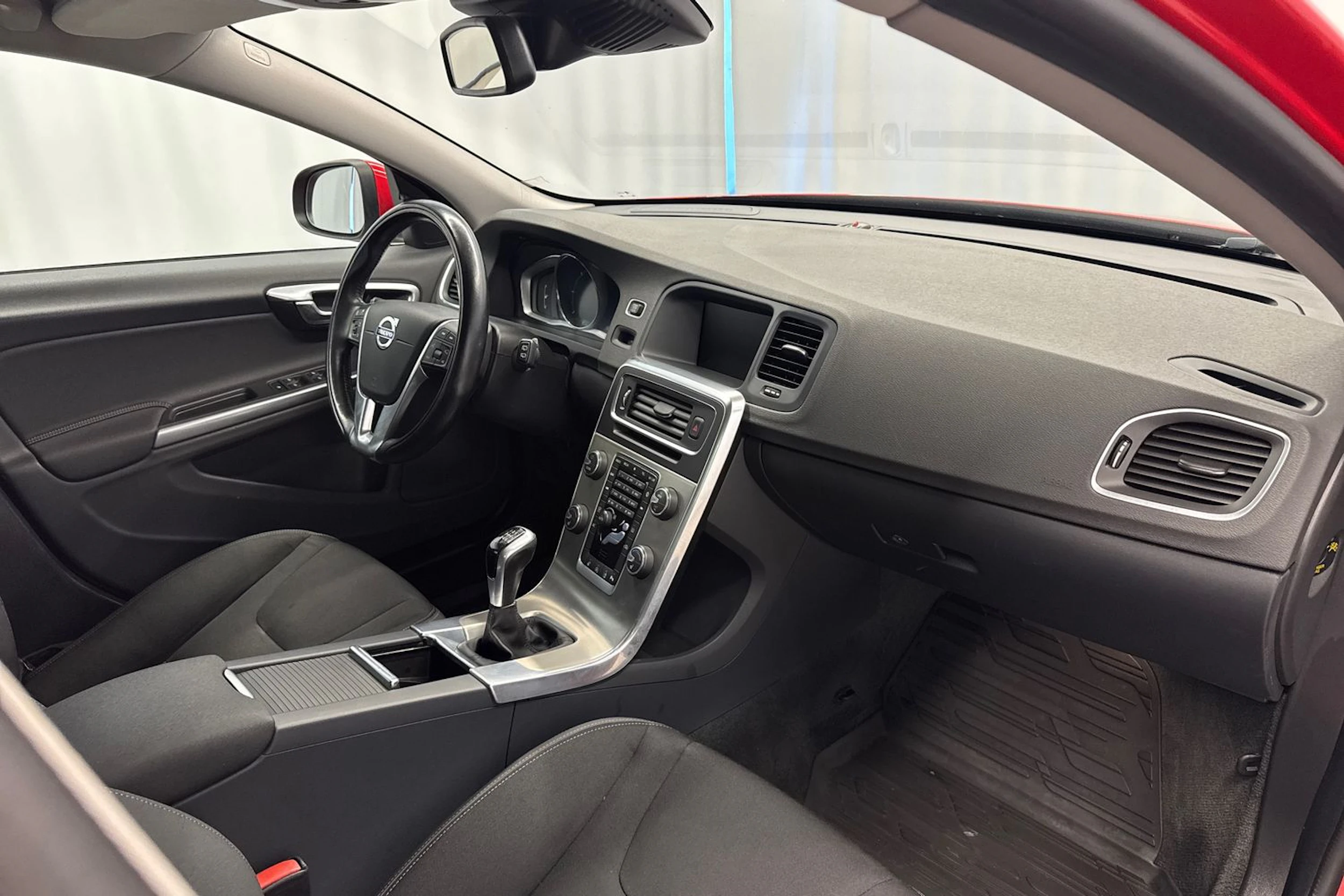 punainen Volvo V60 2014 kuva 14.