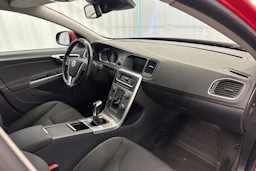 punainen Volvo V60 2014 kuva 14.