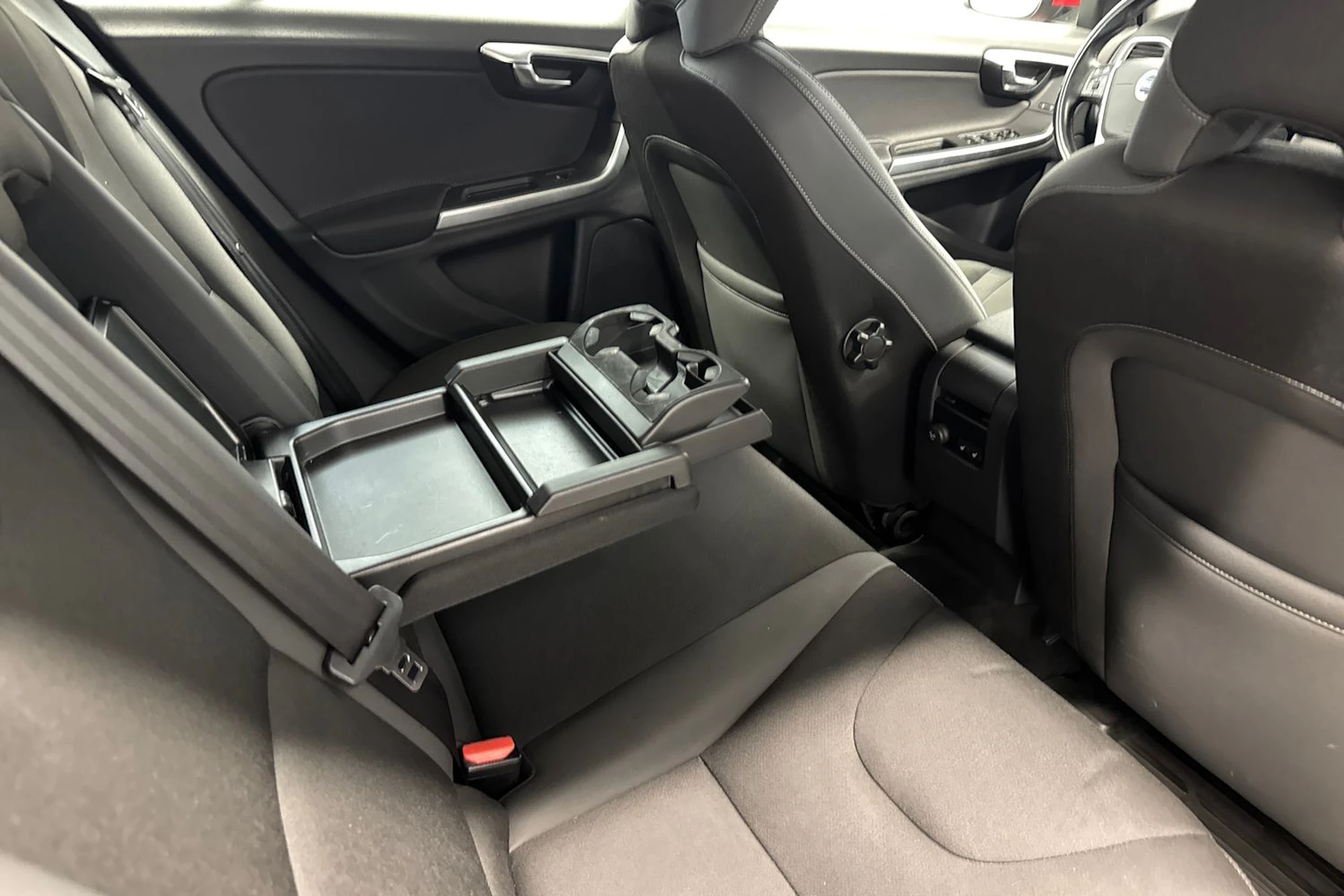 punainen Volvo V60 2014 kuva 15.