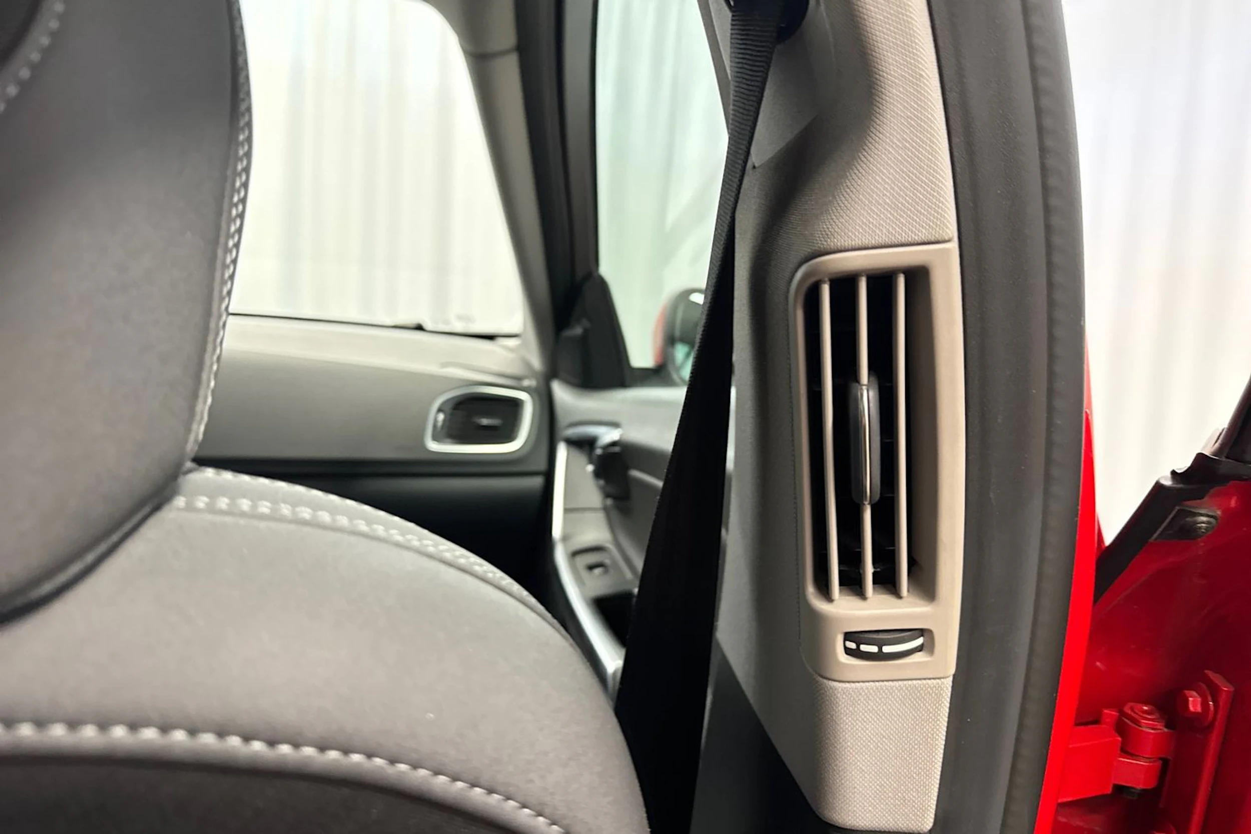 punainen Volvo V60 2014 kuva 17.