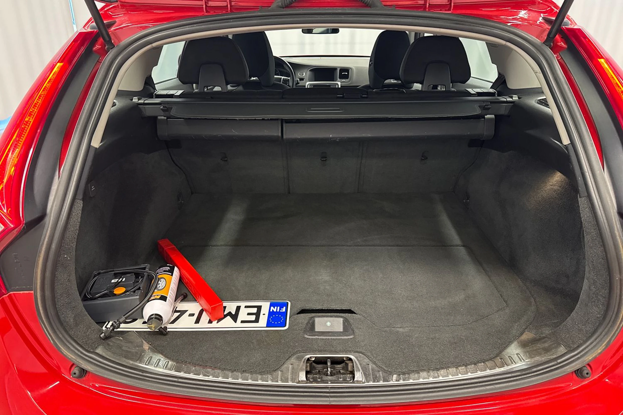 punainen Volvo V60 2014 kuva 18.