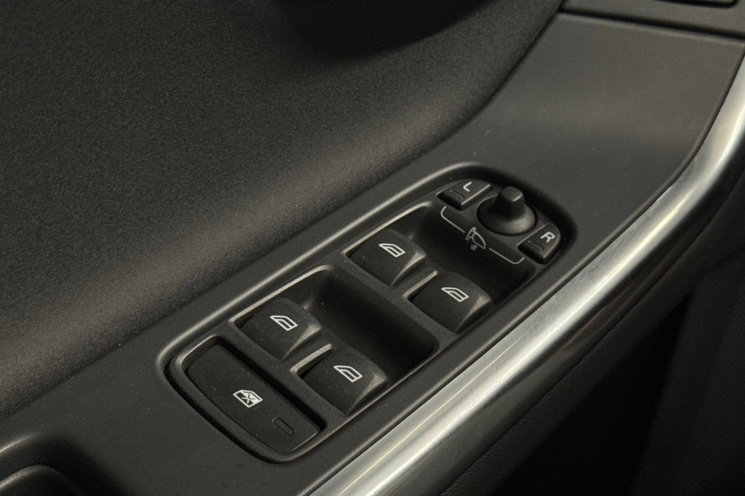 punainen Volvo V60 2014 kuva 20.