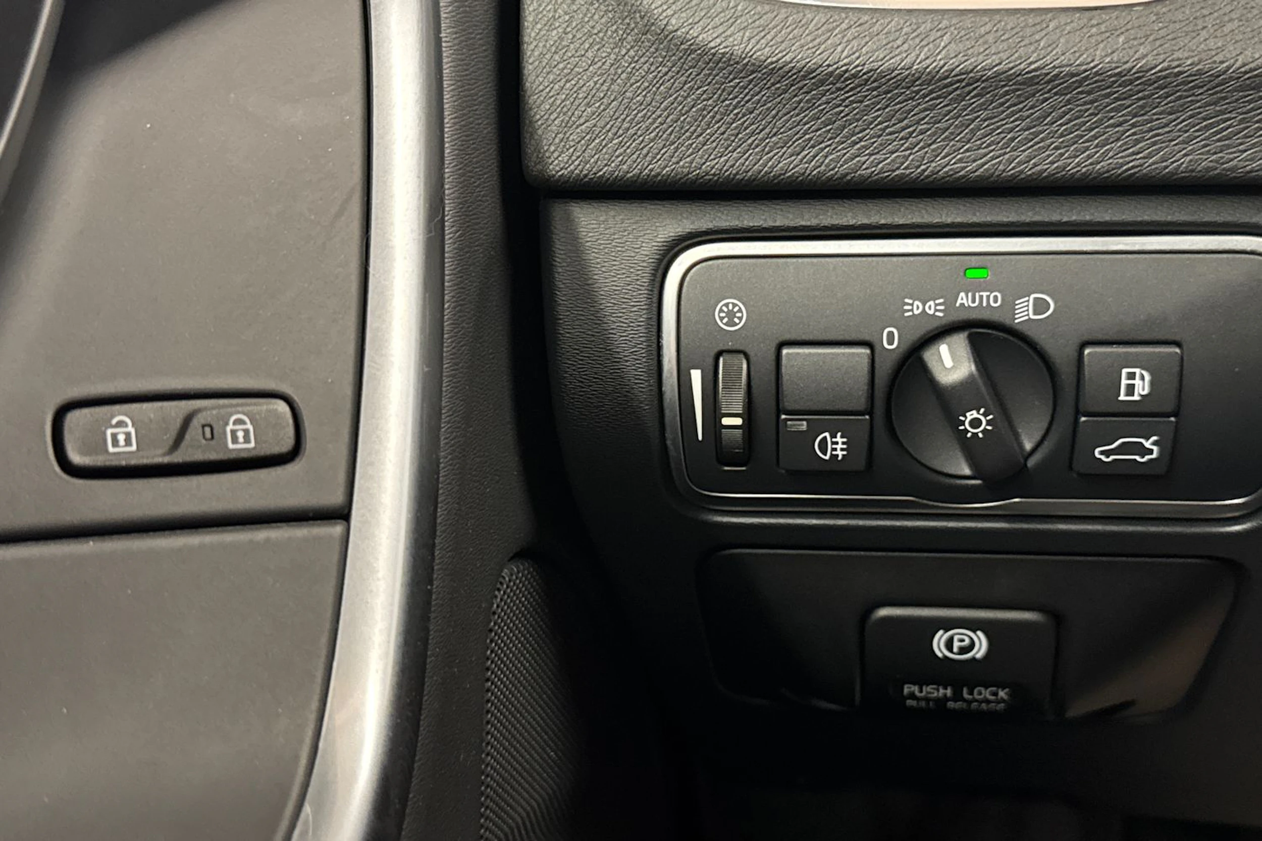 punainen Volvo V60 2014 kuva 21.