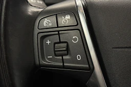 punainen Volvo V60 2014 kuva 22.