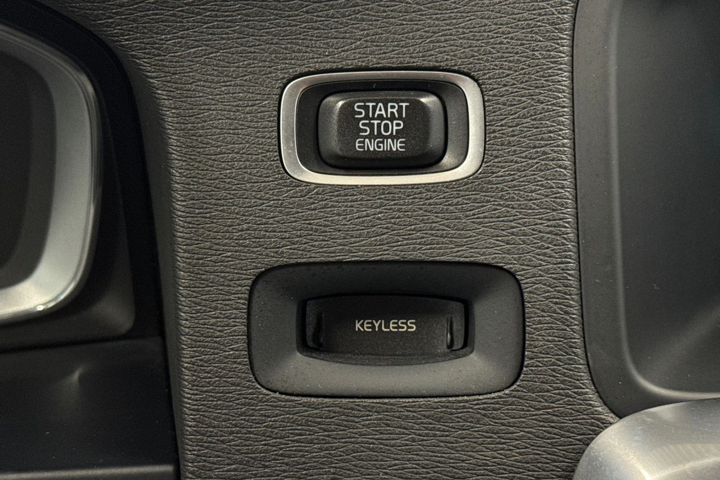 punainen Volvo V60 2014 kuva 24.