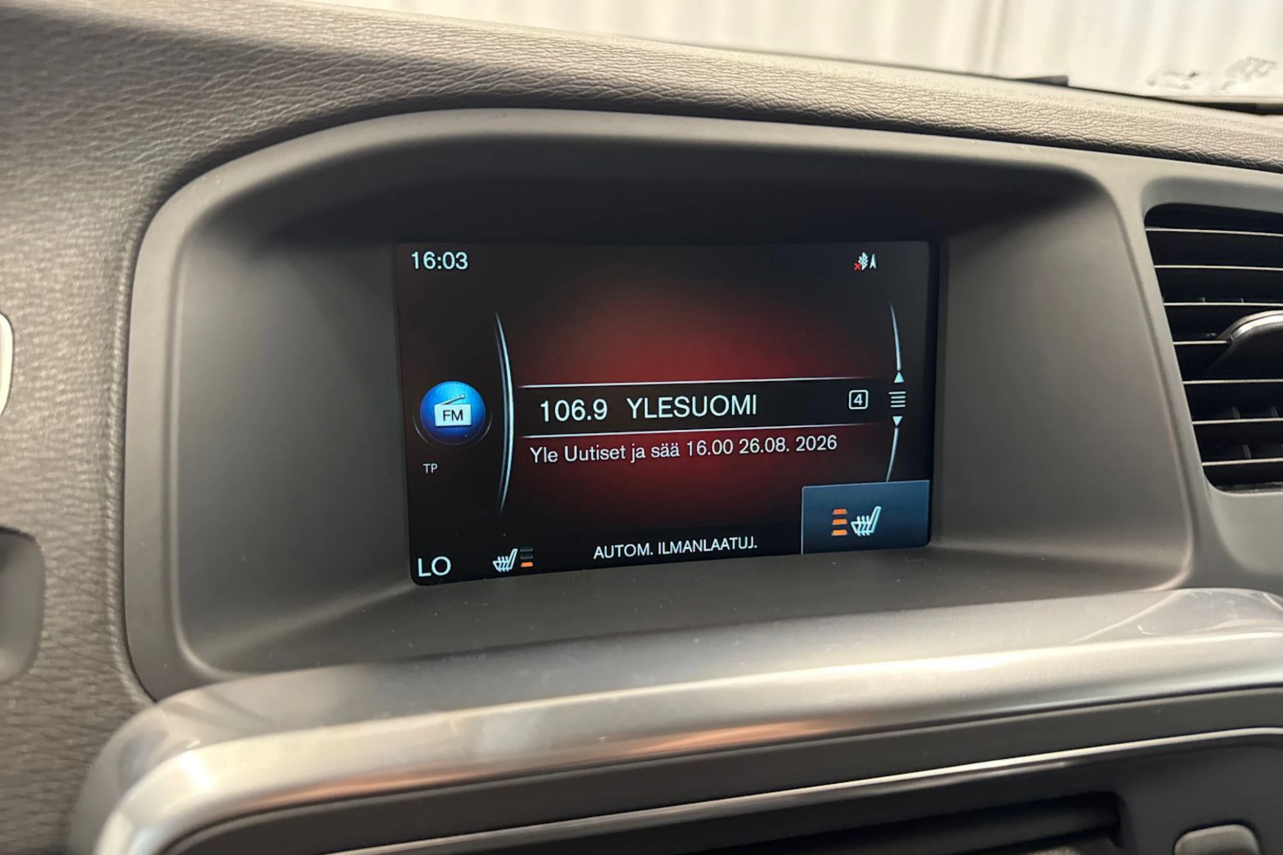 punainen Volvo V60 2014 kuva 25.