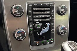 punainen Volvo V60 2014 kuva 26.