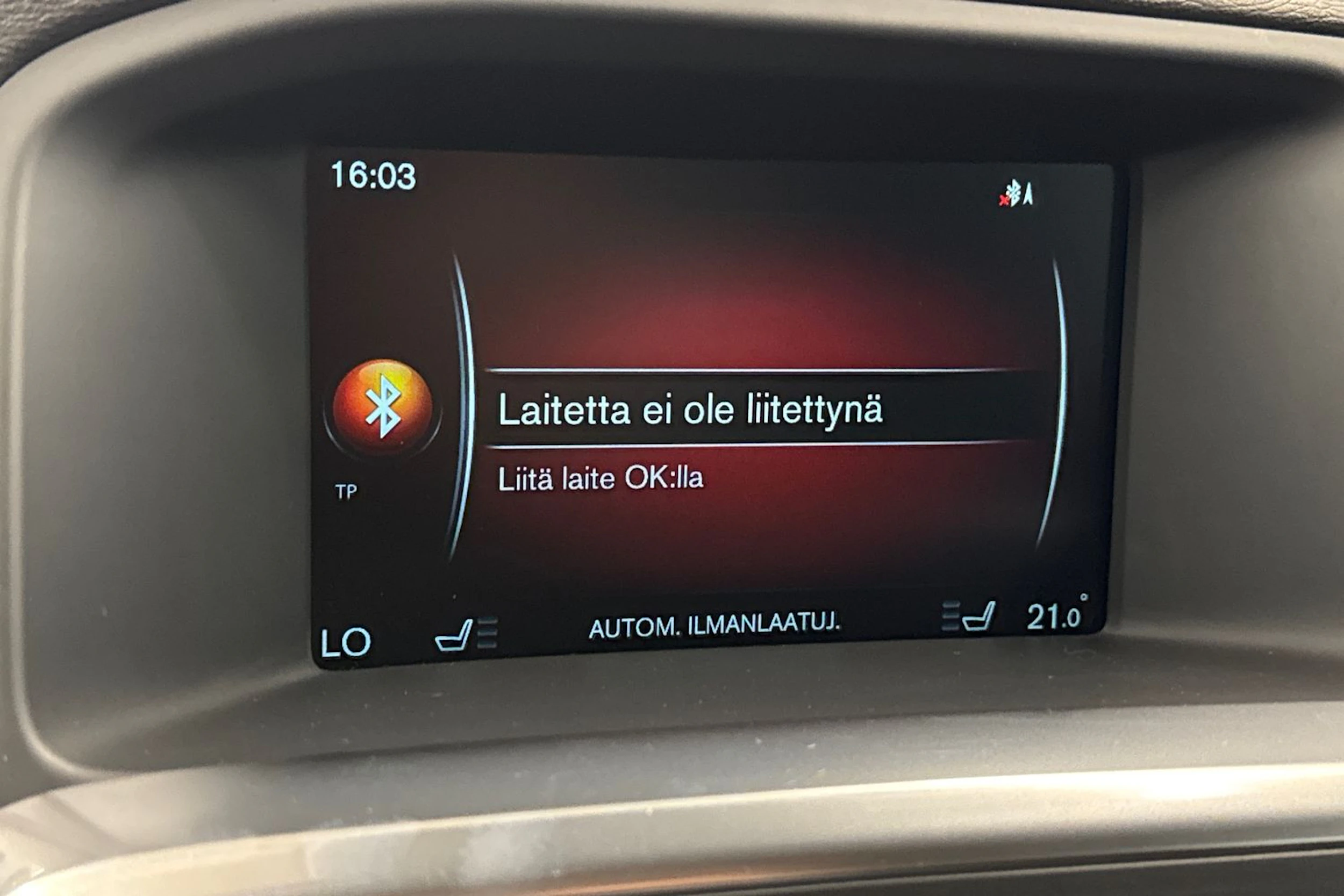 punainen Volvo V60 2014 kuva 27.