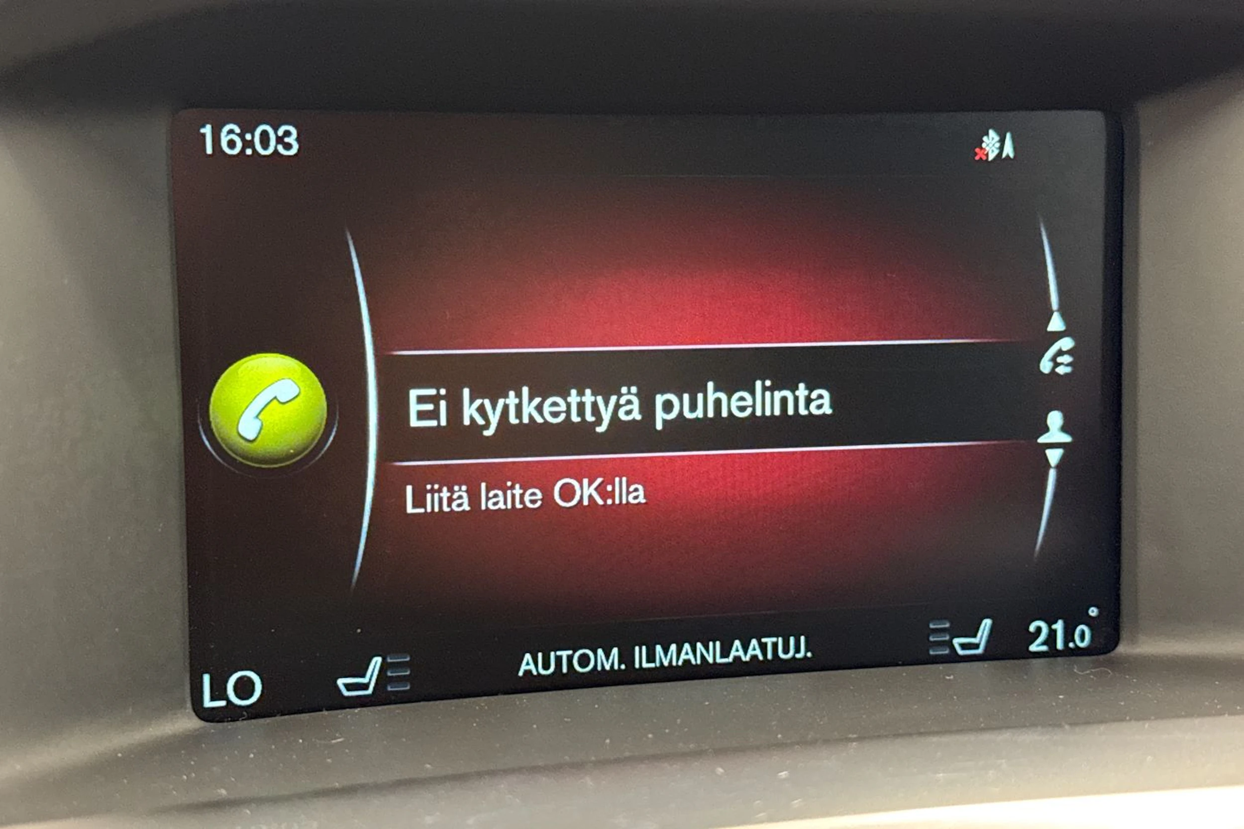 punainen Volvo V60 2014 kuva 28.
