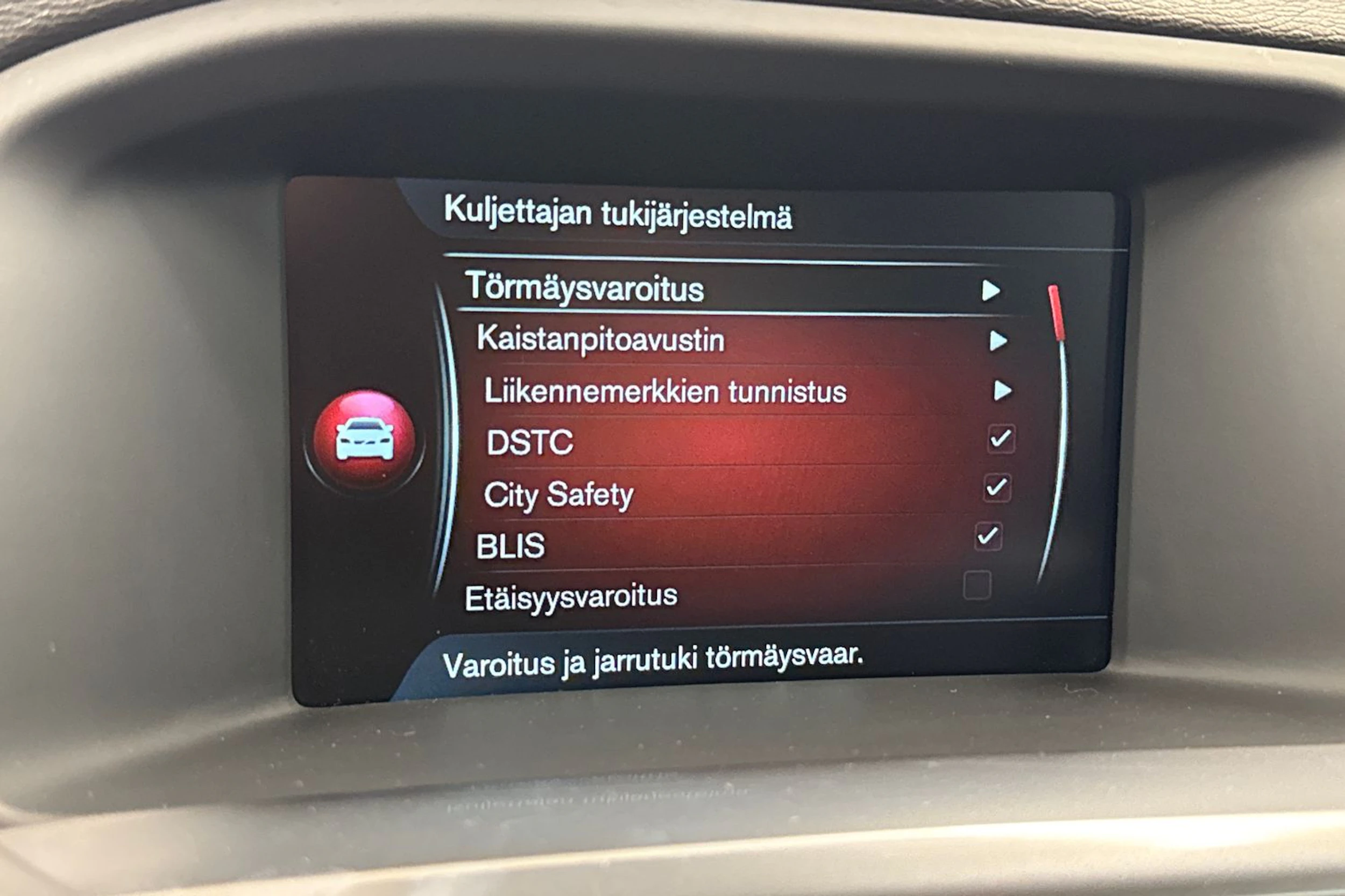 punainen Volvo V60 2014 kuva 29.