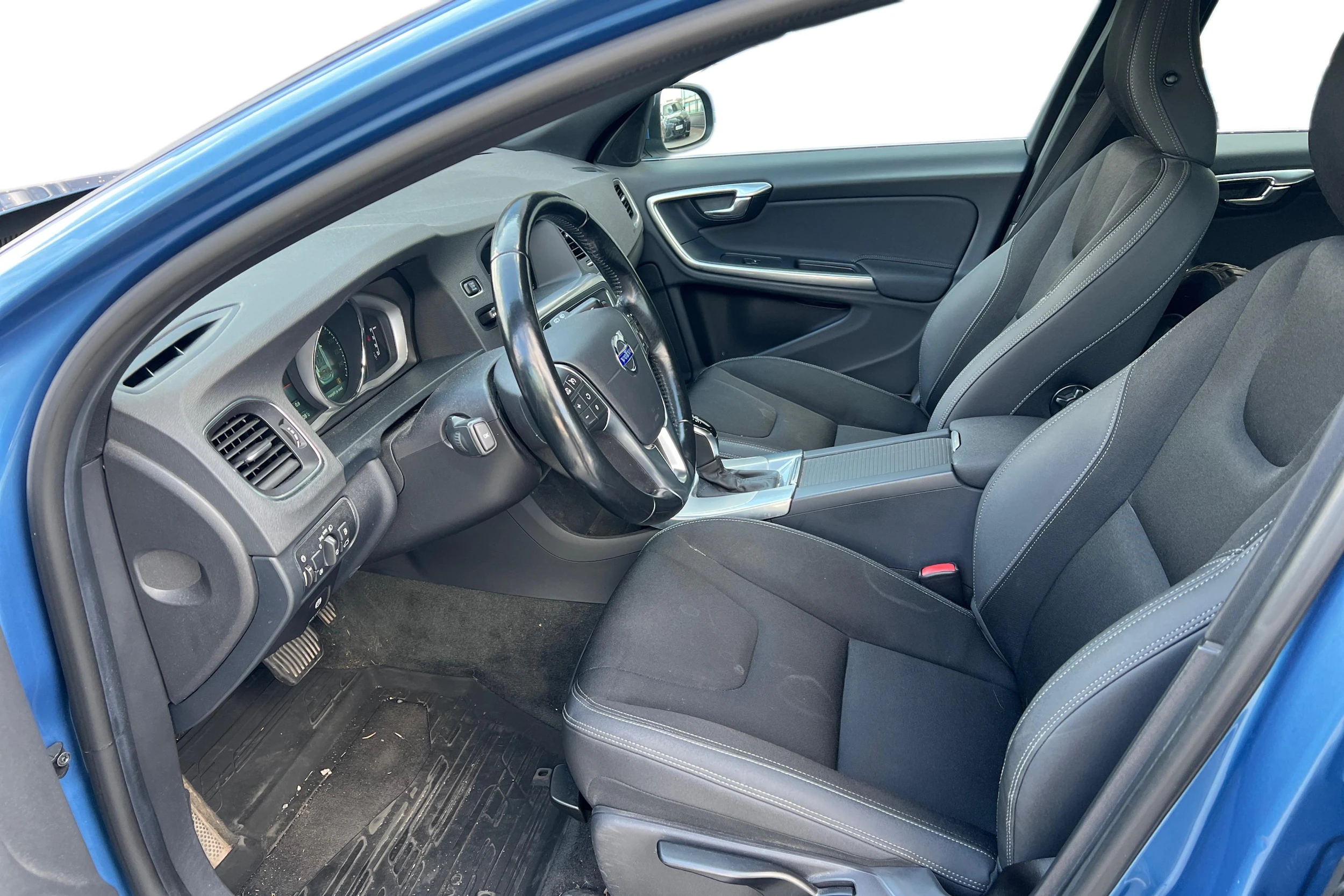 sininen Volvo V60 2014 kuva 3.