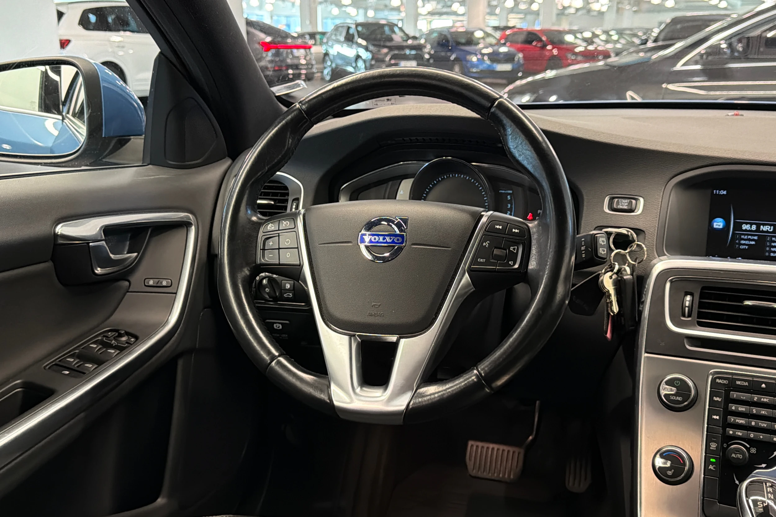 sininen Volvo V60 2014 kuva 12.