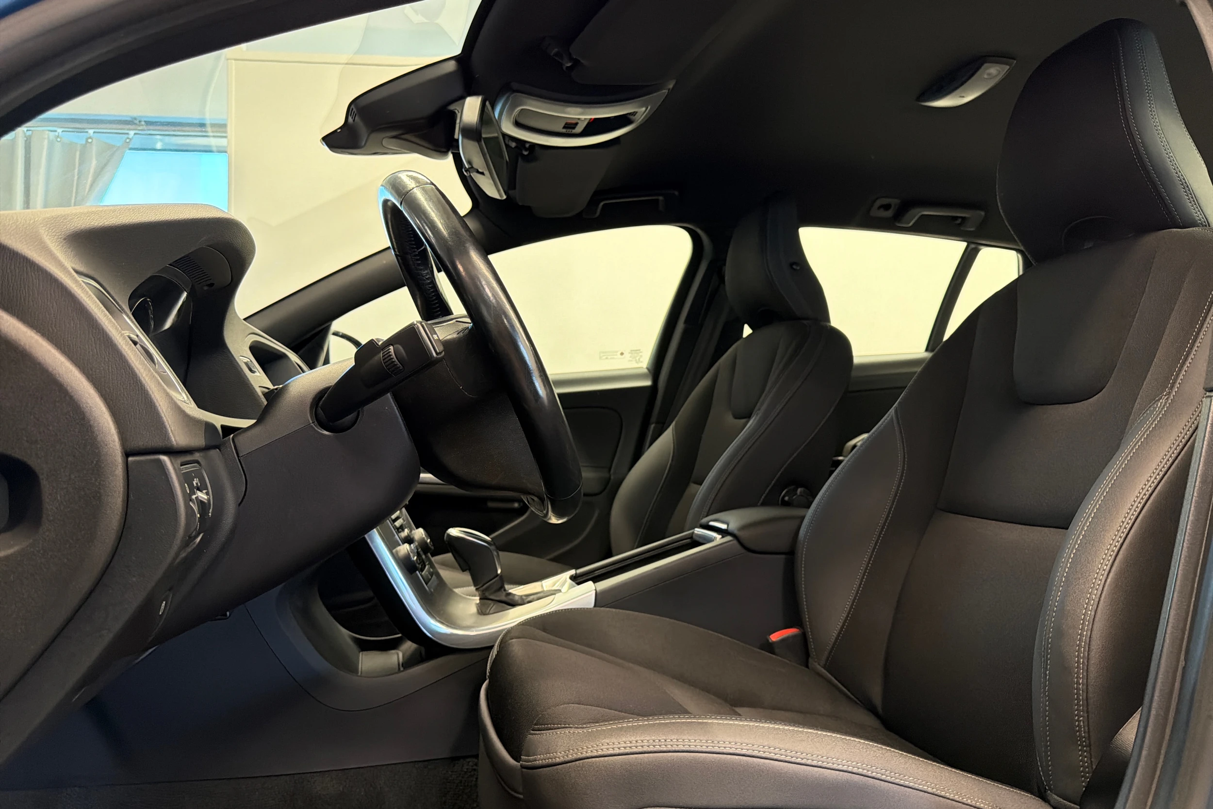 sininen Volvo V60 2014 kuva 13.