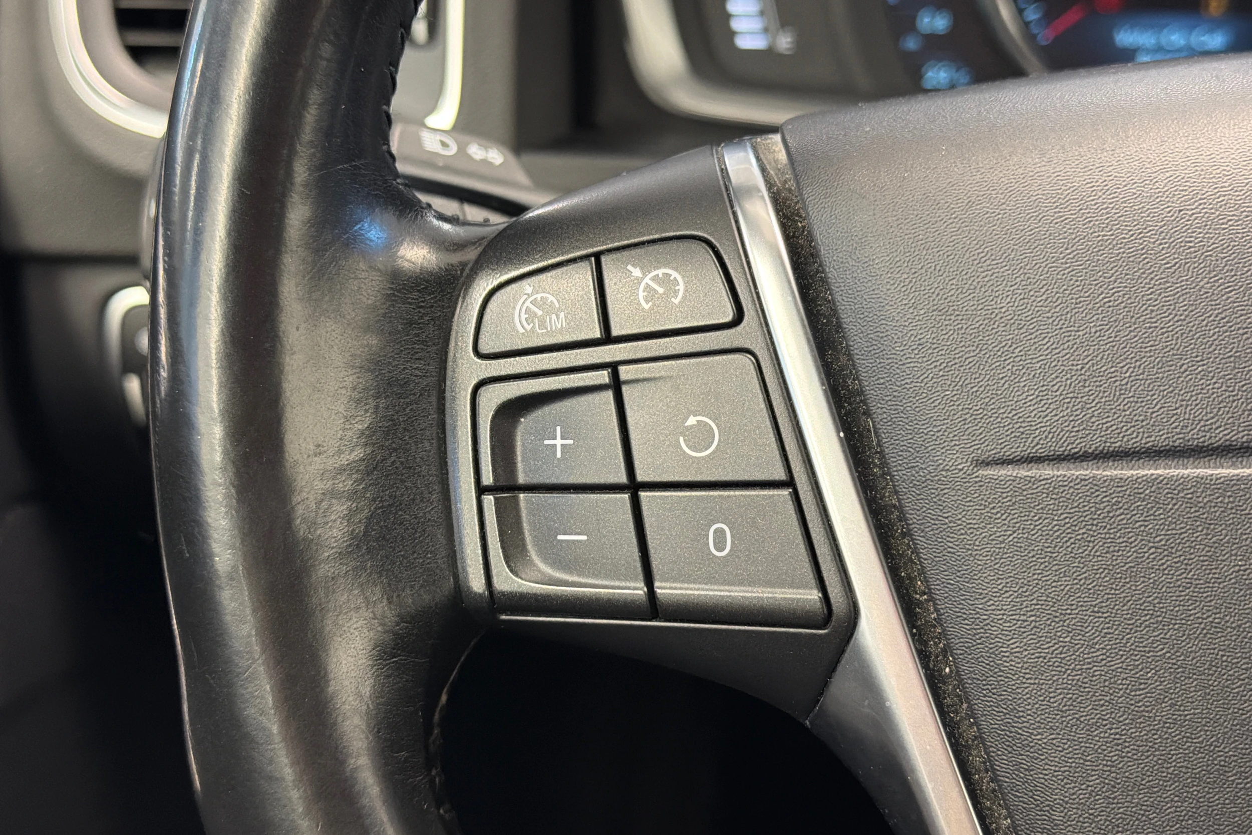 sininen Volvo V60 2014 kuva 14.