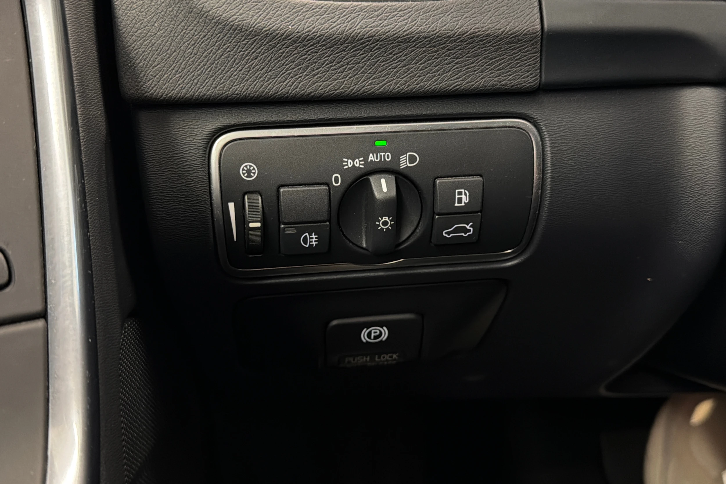 sininen Volvo V60 2014 kuva 17.