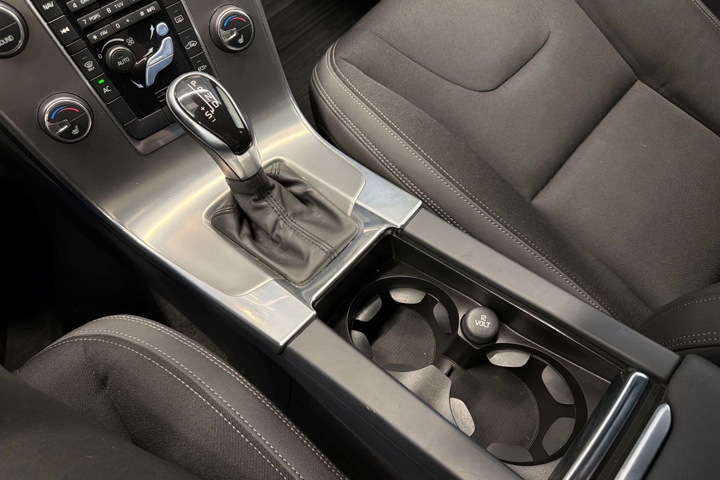 sininen Volvo V60 2014 kuva 19.