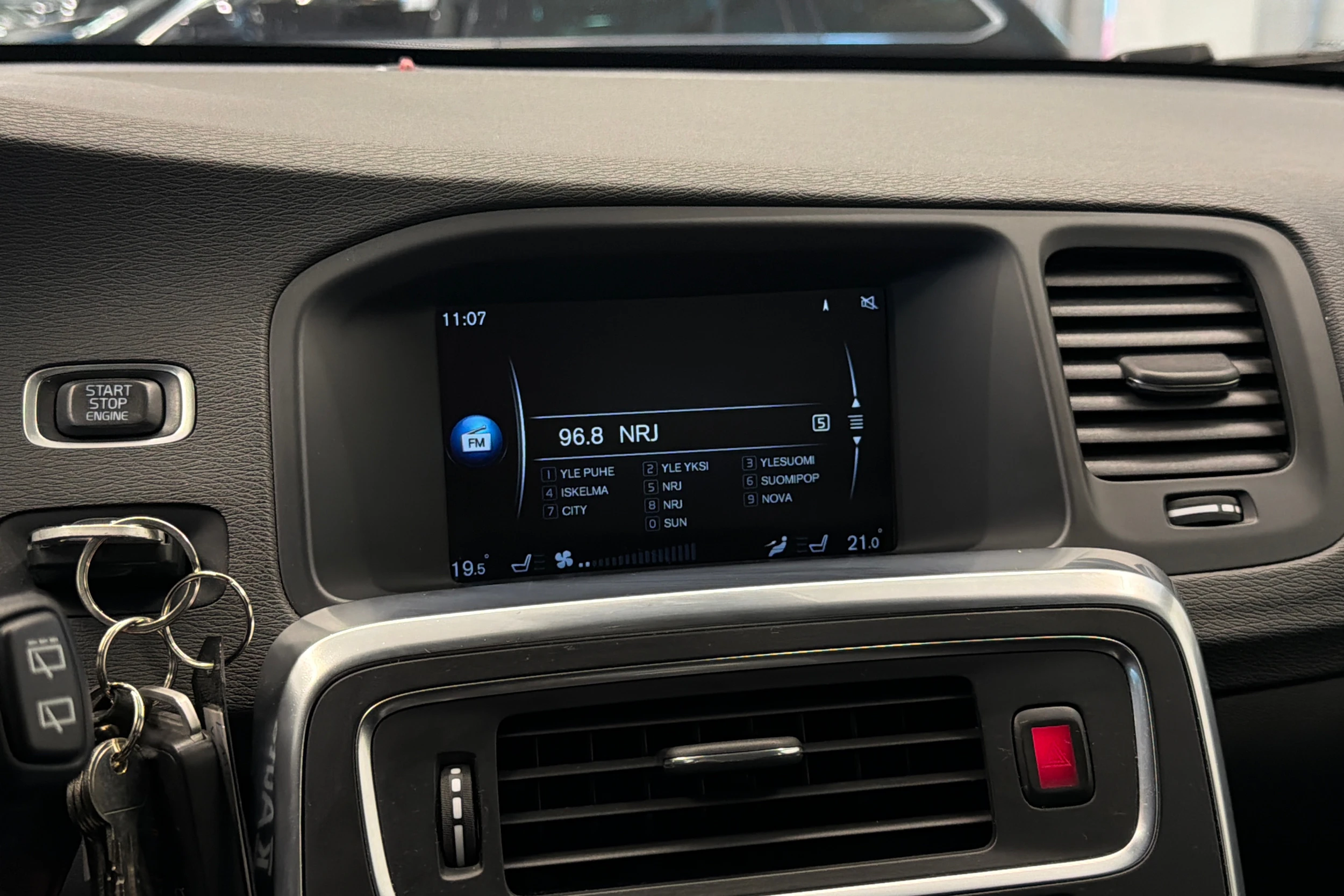 sininen Volvo V60 2014 kuva 21.