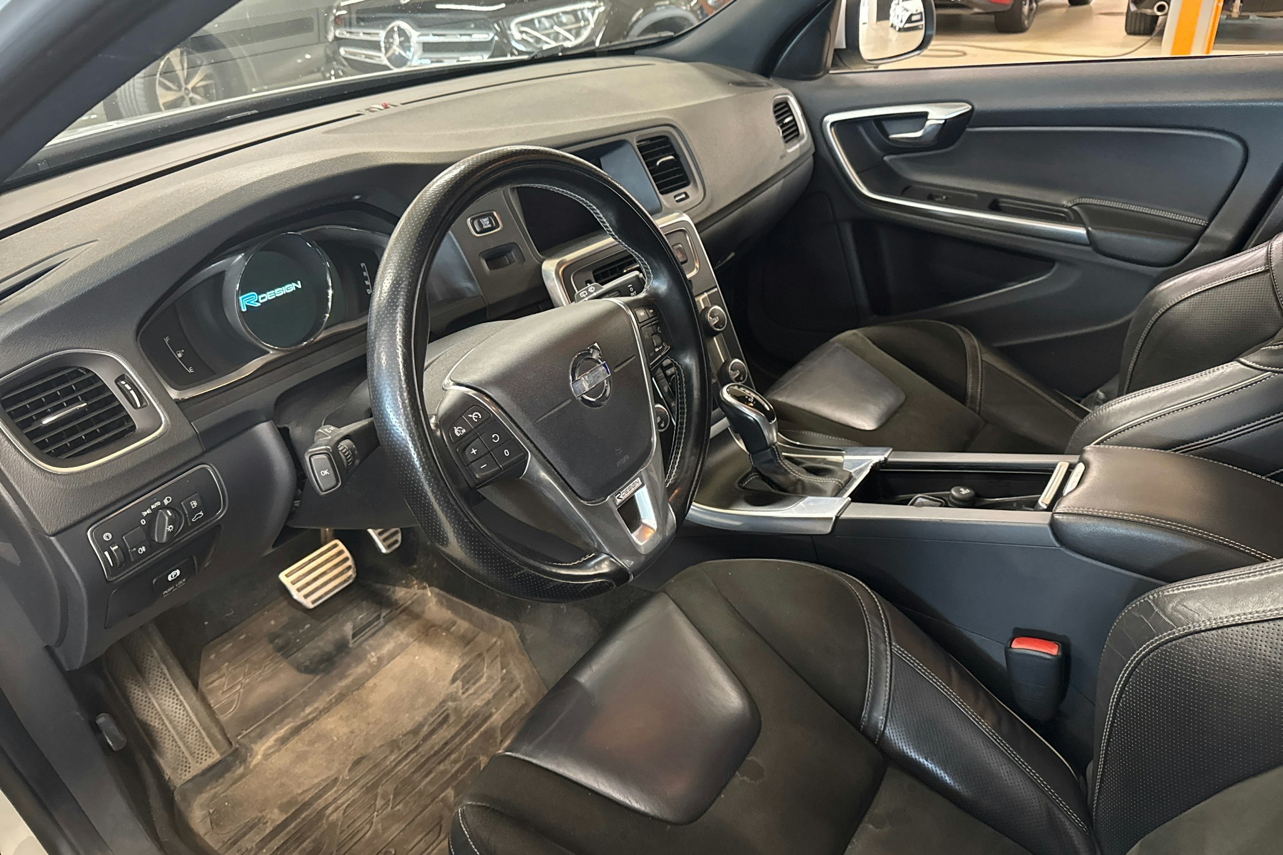 valkoinen Volvo V60 2014 kuva 3.