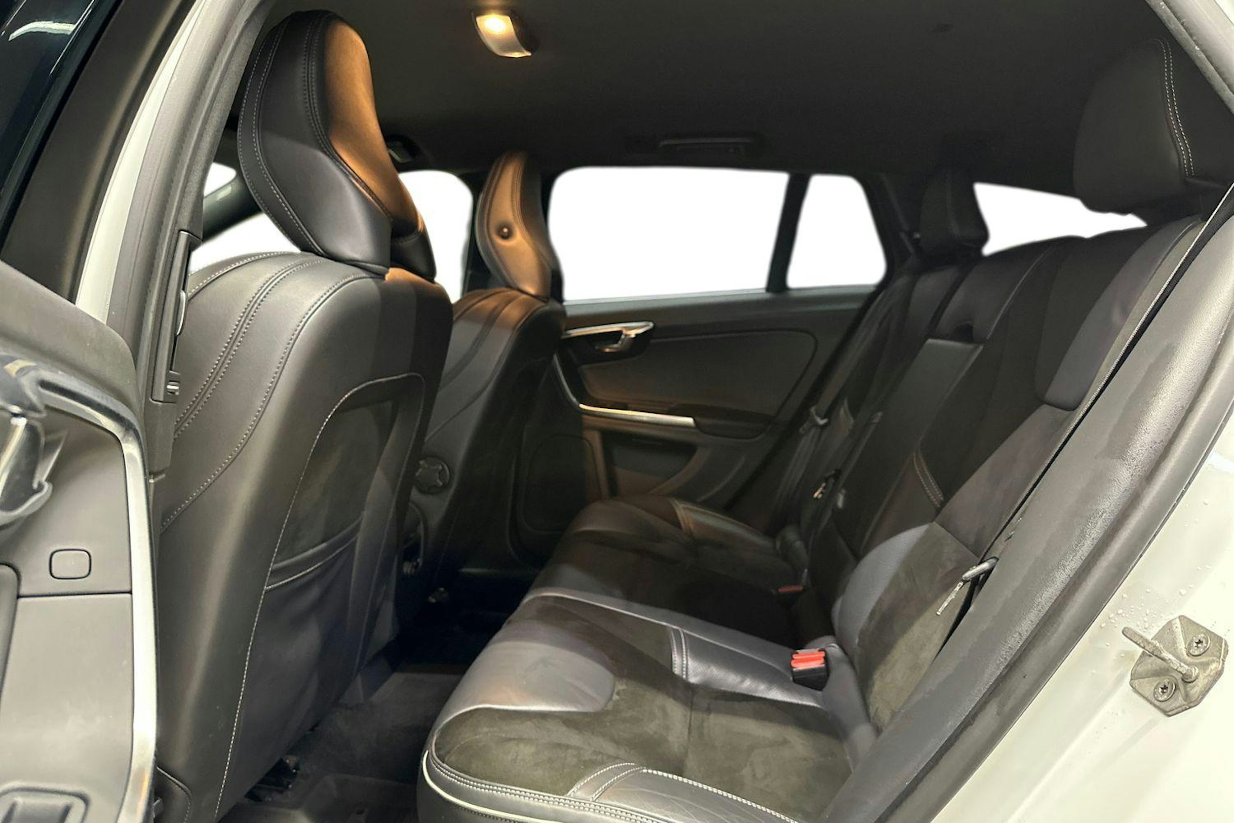 valkoinen Volvo V60 2014 kuva 8.