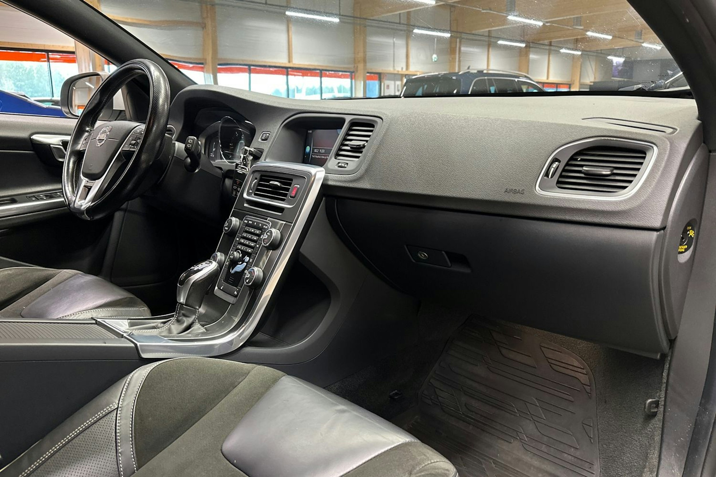 valkoinen Volvo V60 2014 kuva 11.