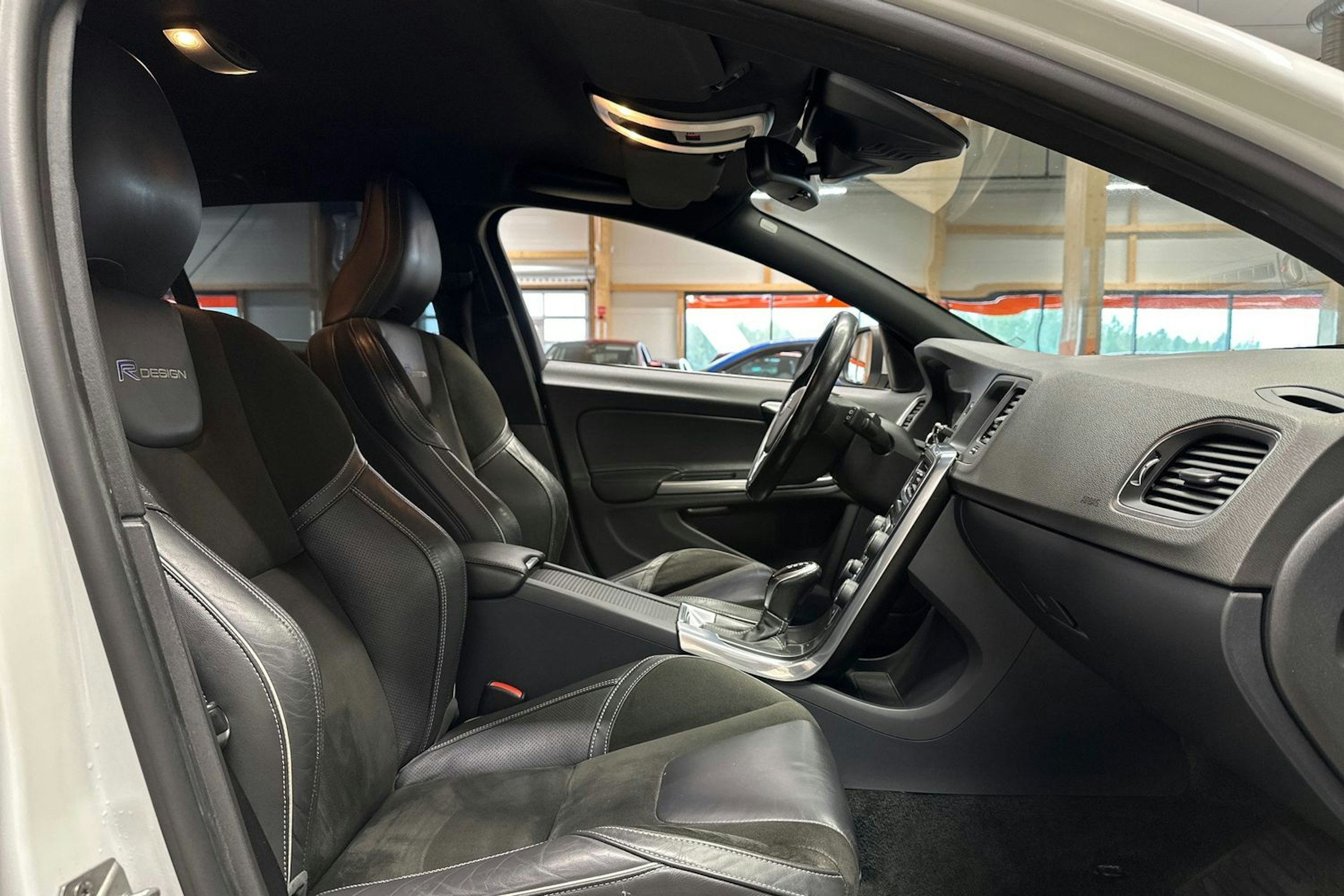 valkoinen Volvo V60 2014 kuva 12.