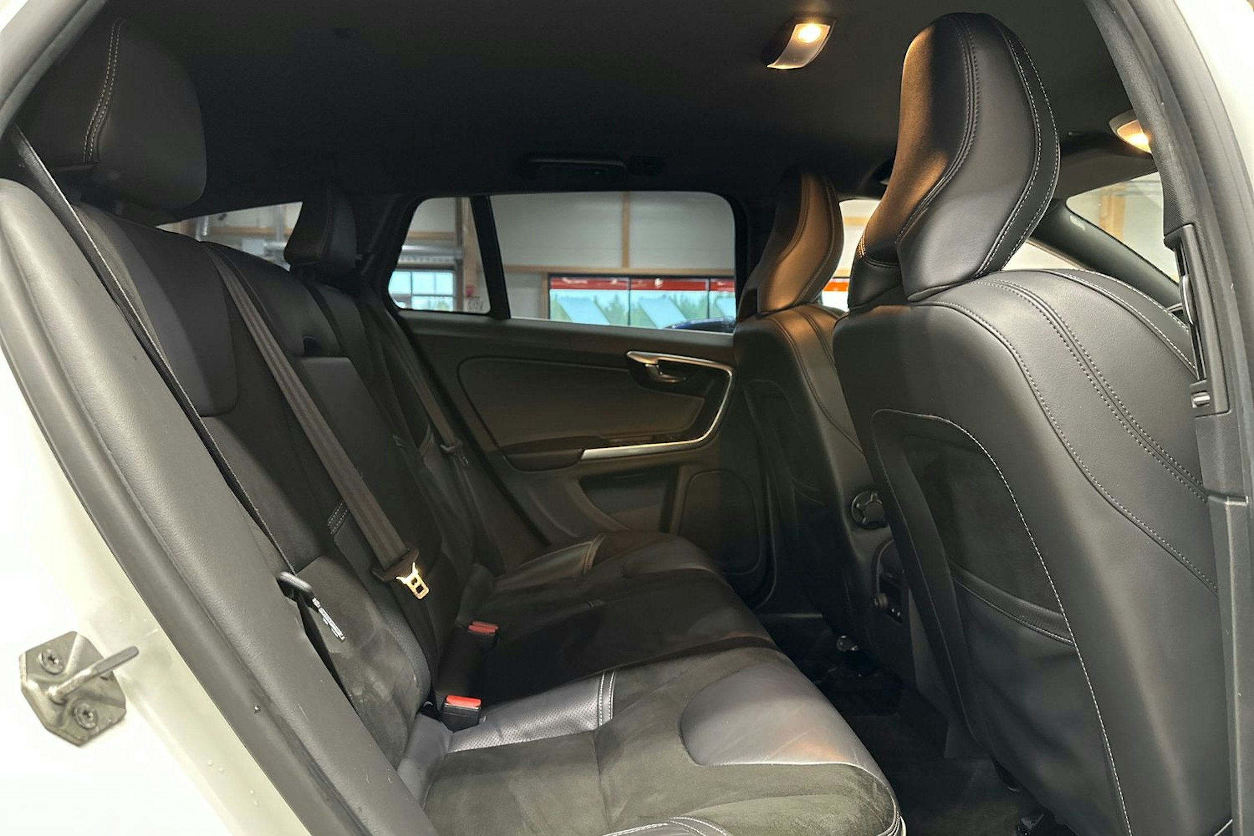 valkoinen Volvo V60 2014 kuva 13.
