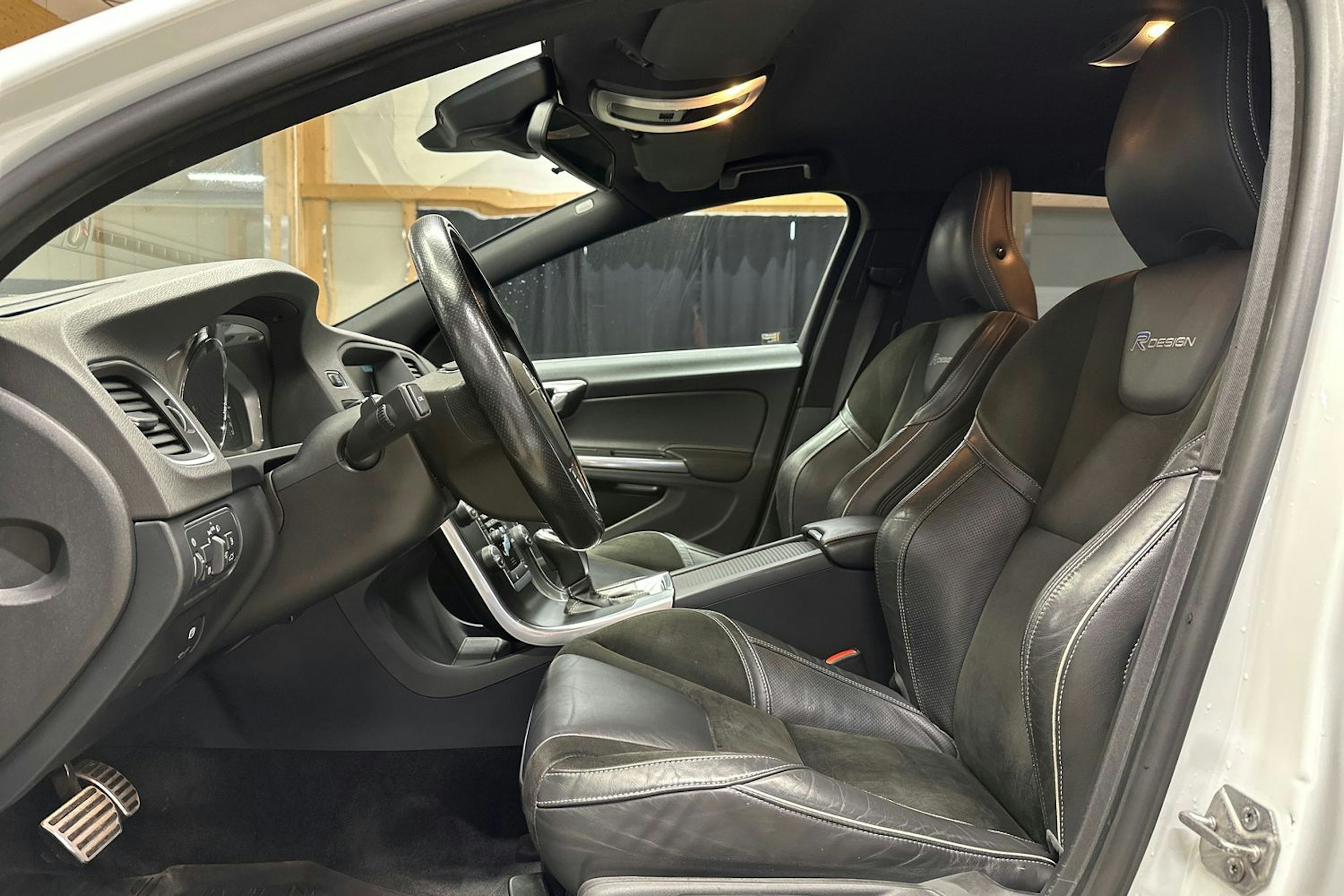 valkoinen Volvo V60 2014 kuva 15.