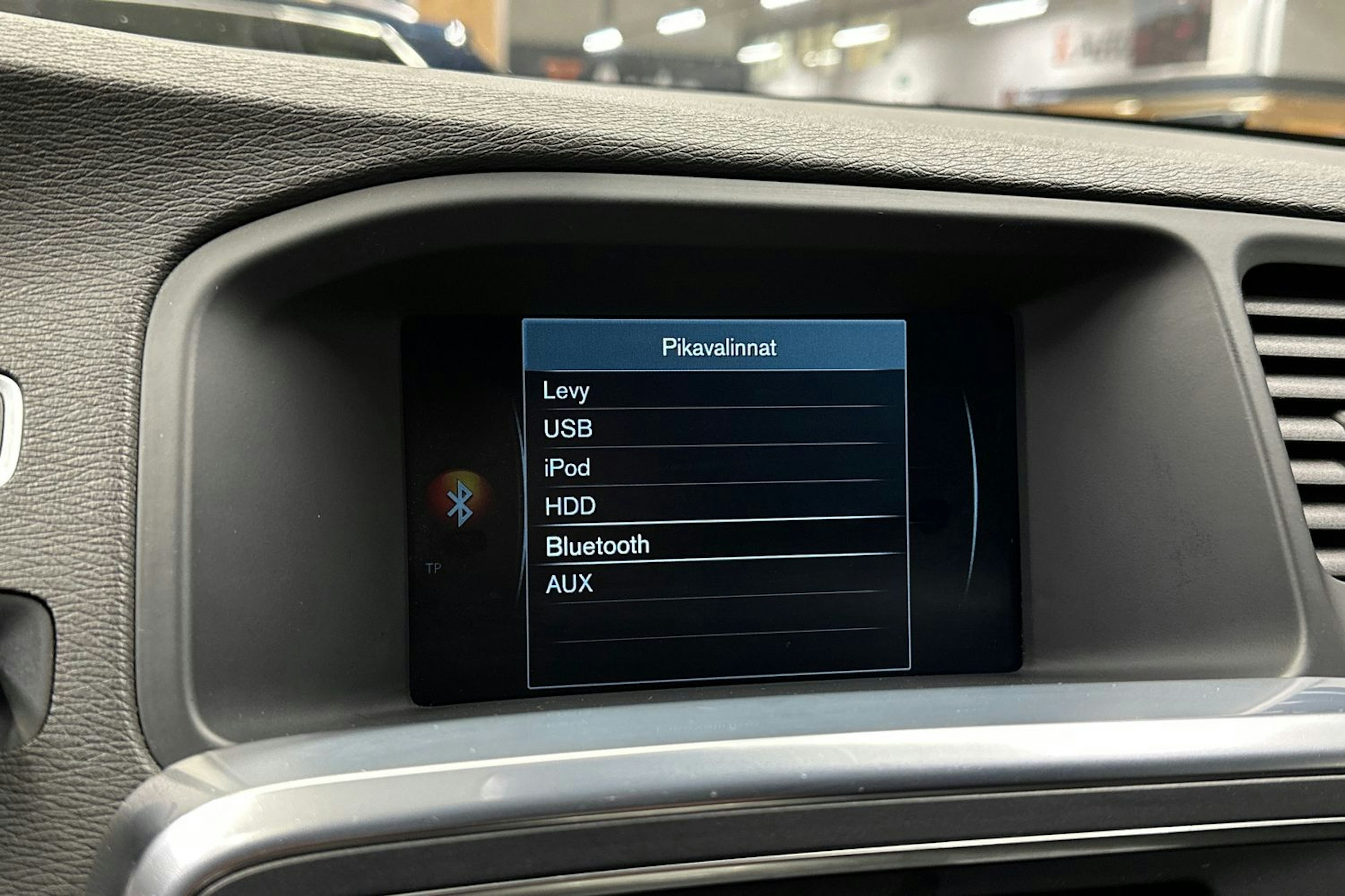 valkoinen Volvo V60 2014 kuva 17.