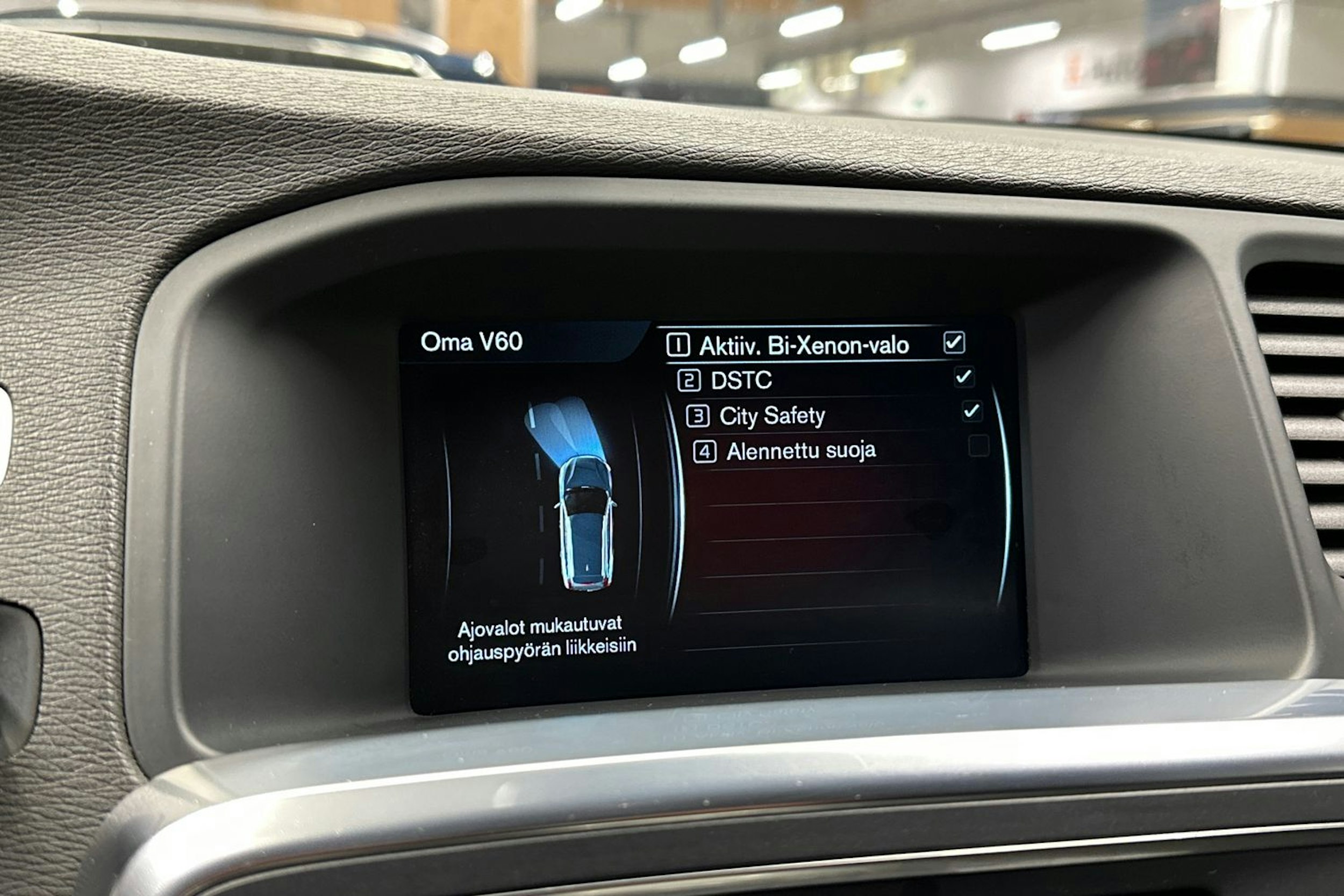 valkoinen Volvo V60 2014 kuva 18.