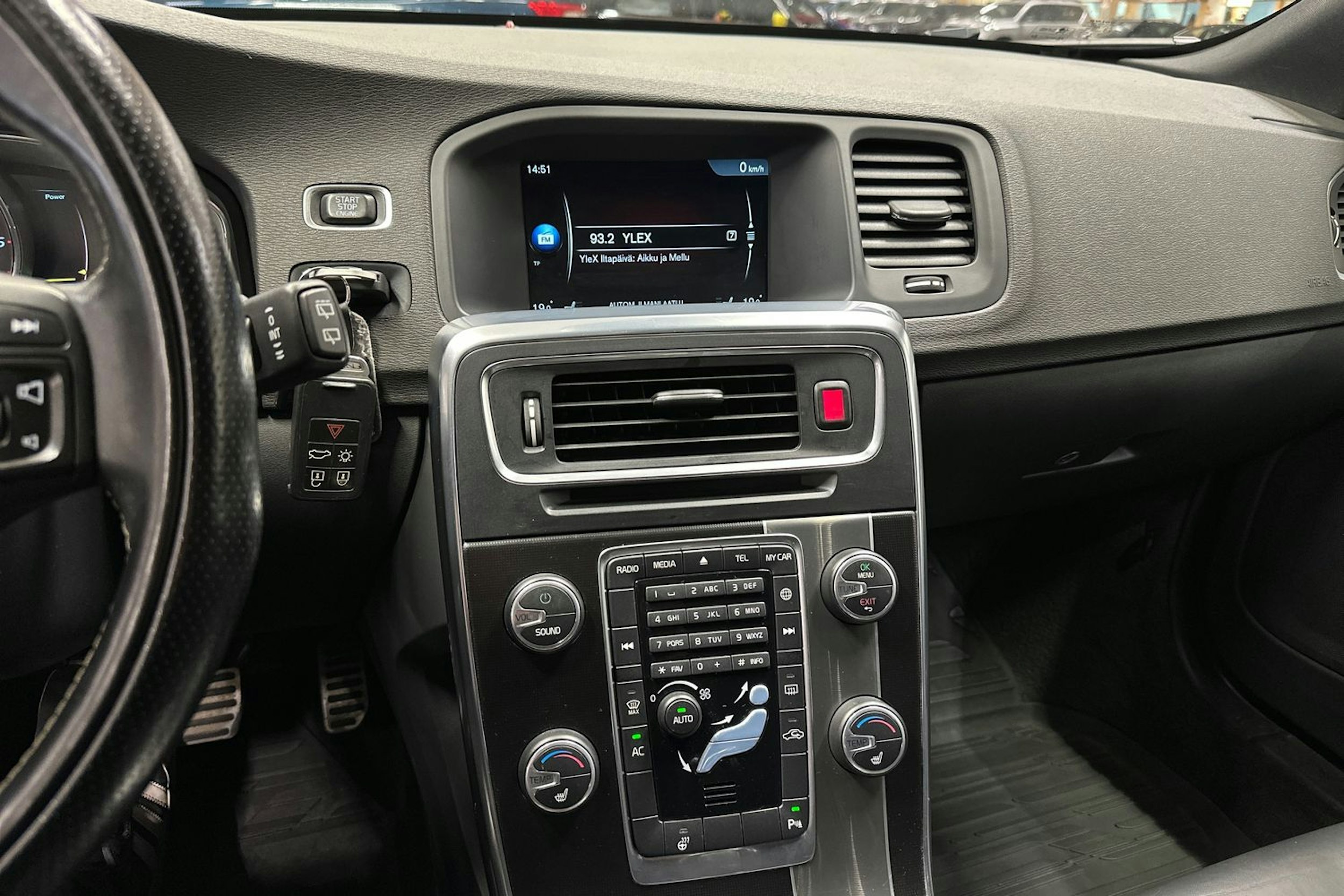 valkoinen Volvo V60 2014 kuva 20.