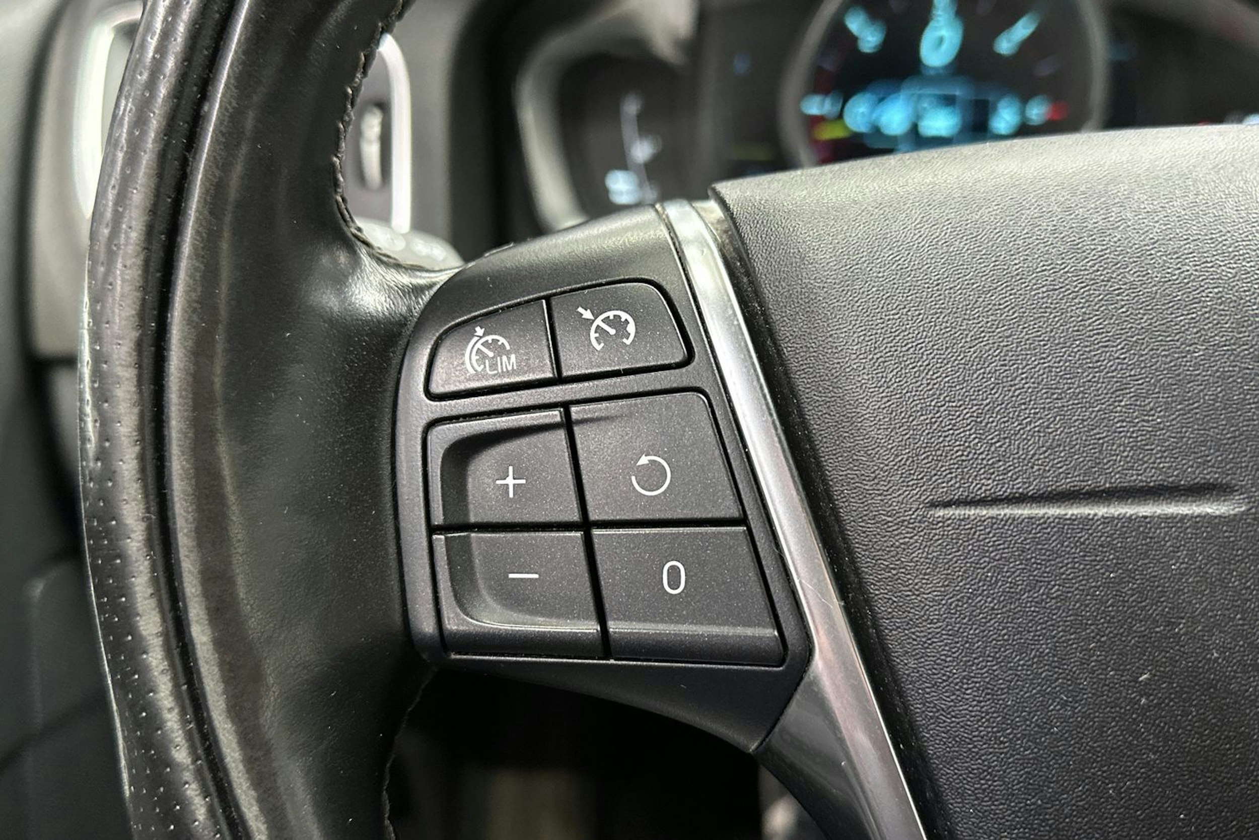 valkoinen Volvo V60 2014 kuva 24.