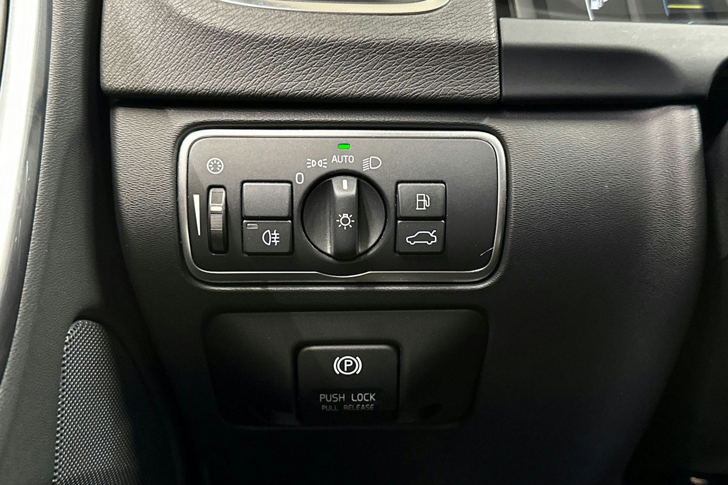 valkoinen Volvo V60 2014 kuva 26.