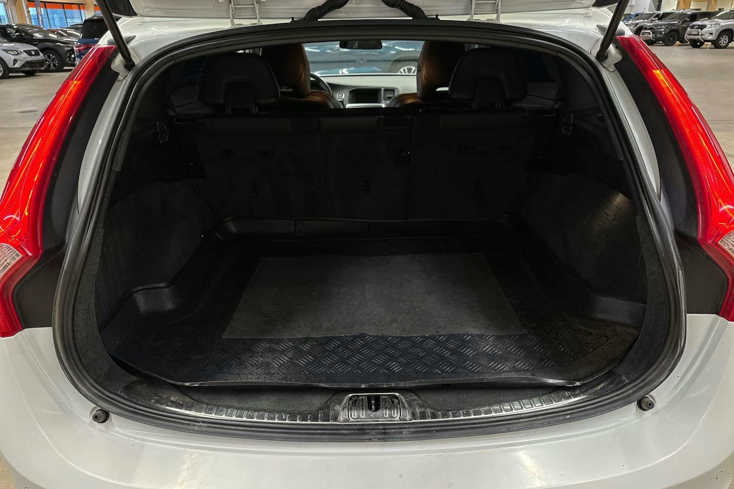 valkoinen Volvo V60 2014 kuva 29.