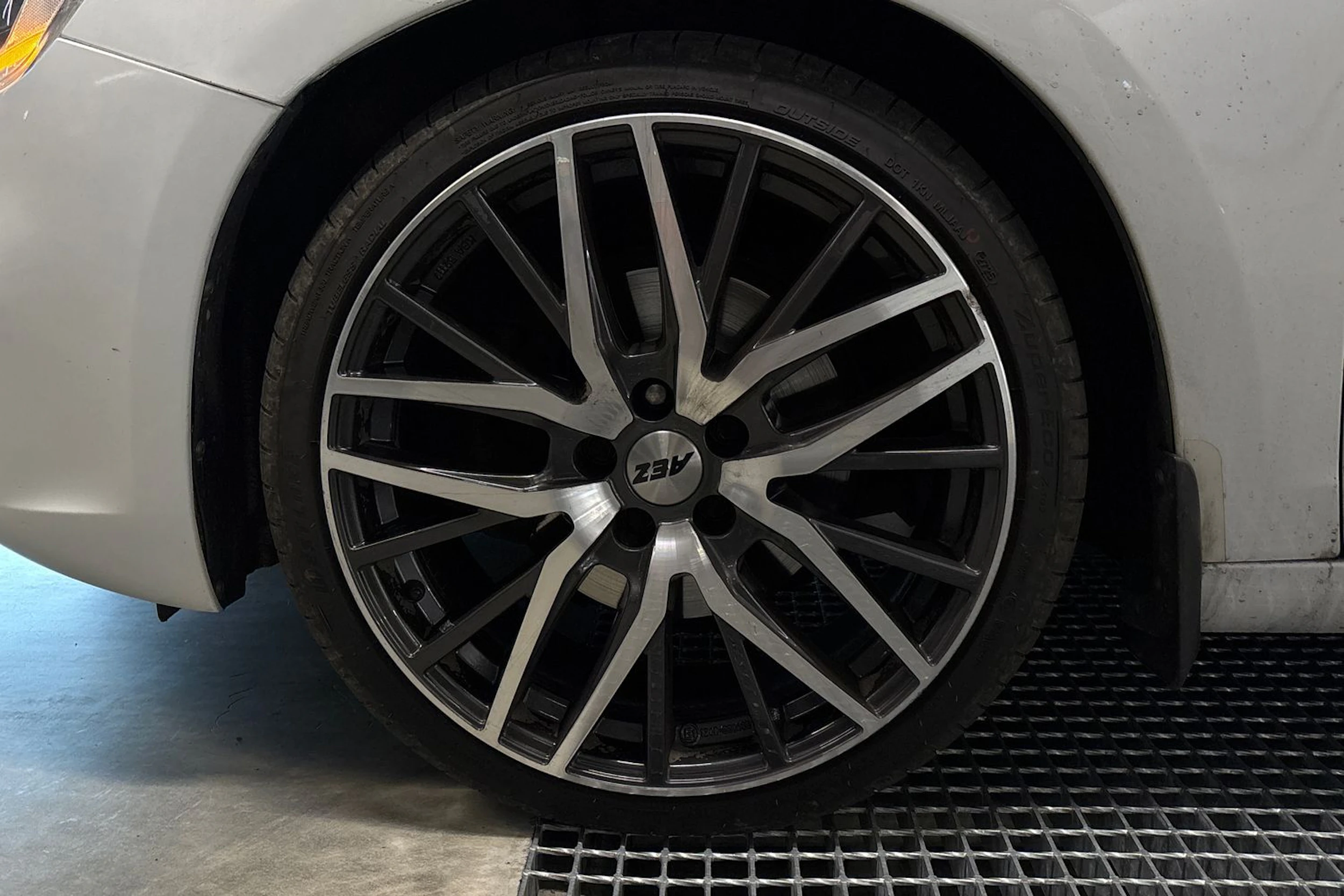 valkoinen Volvo V60 2014 kuva 5.
