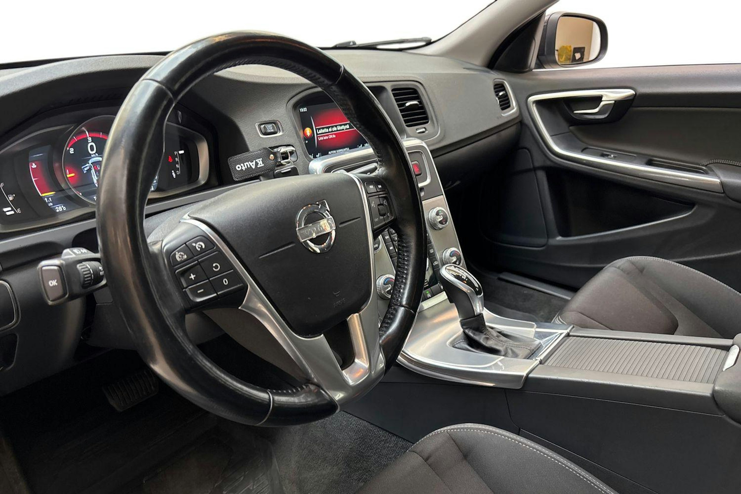 Musta Volvo V60 2015 kuva 7.