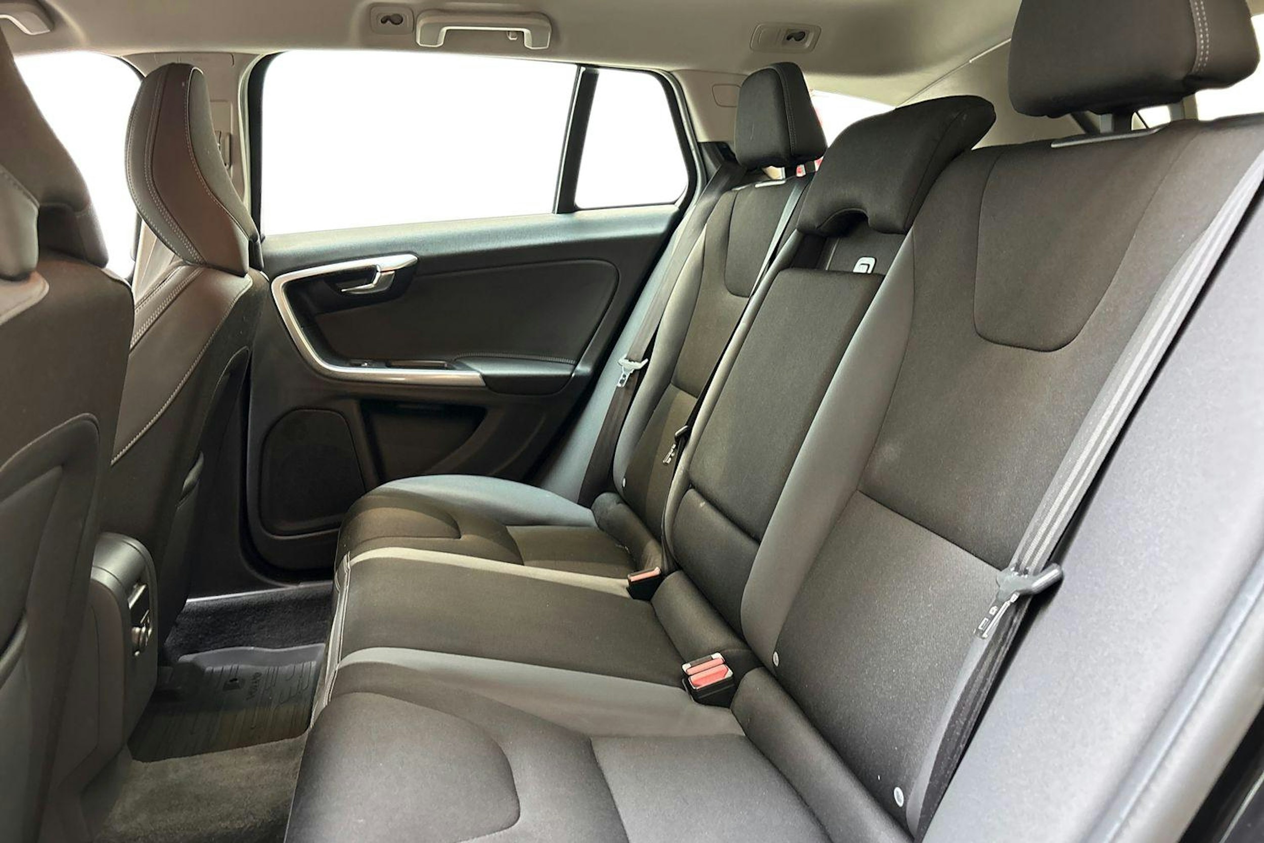 Musta Volvo V60 2015 kuva 10.