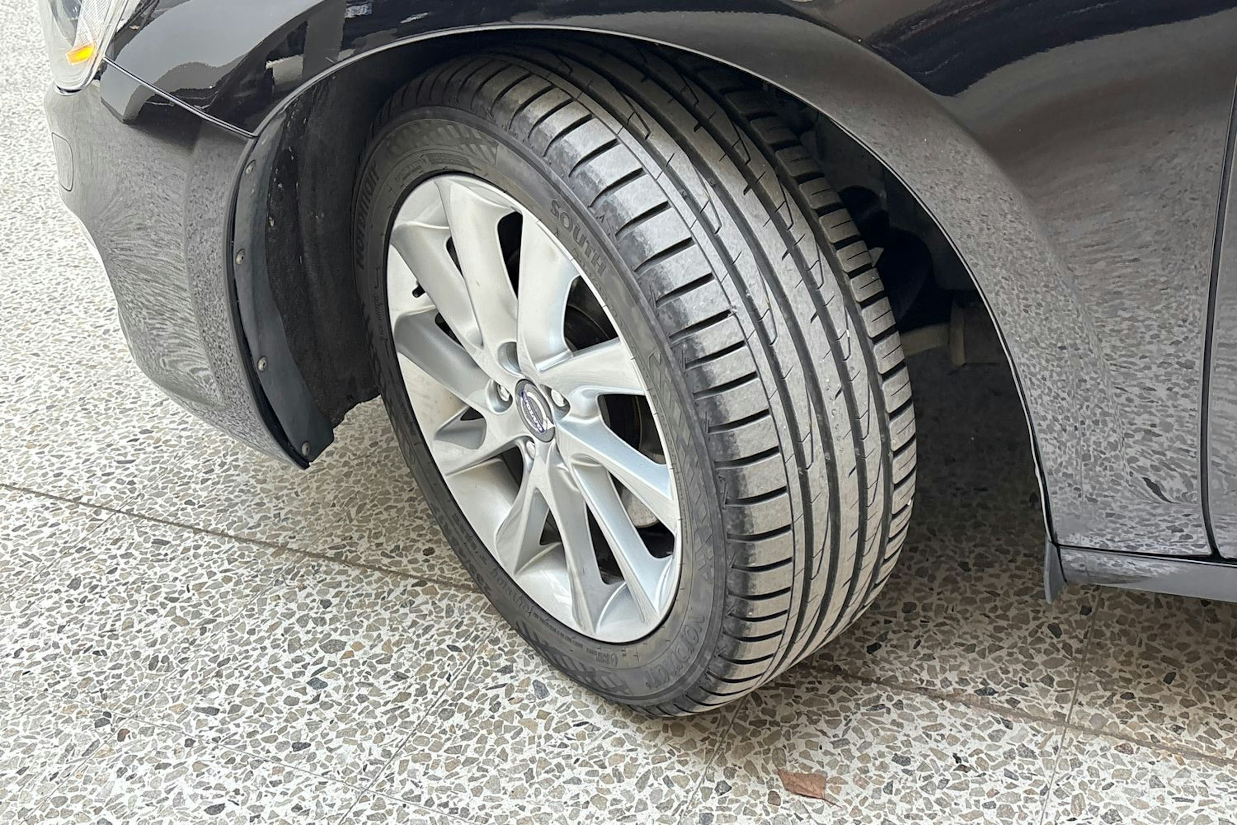 Musta Volvo V60 2015 kuva 13.