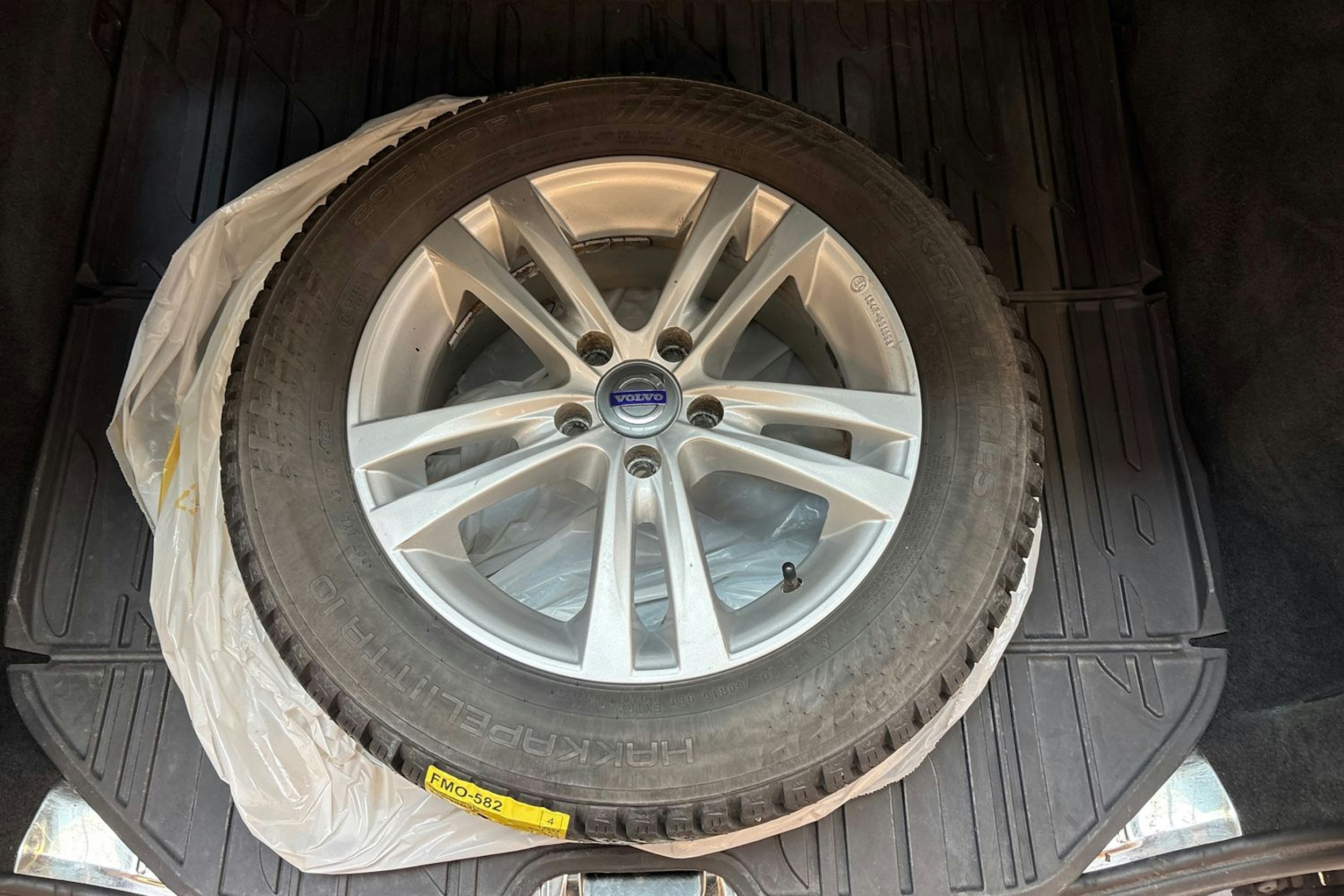 Musta Volvo V60 2015 kuva 14.