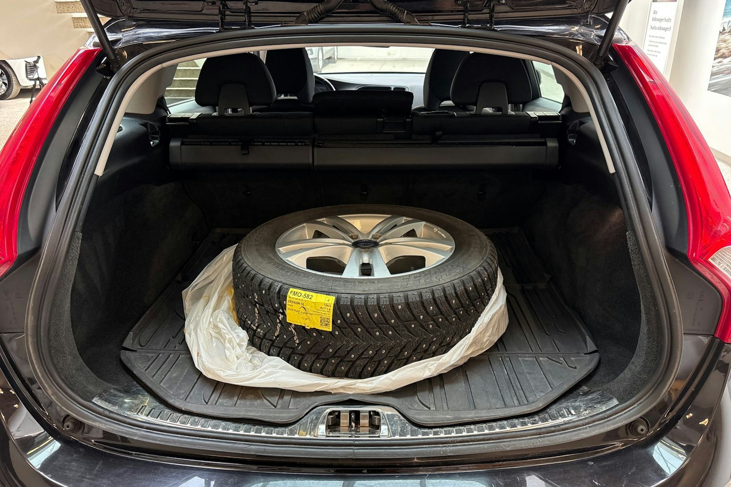 Musta Volvo V60 2015 kuva 15.