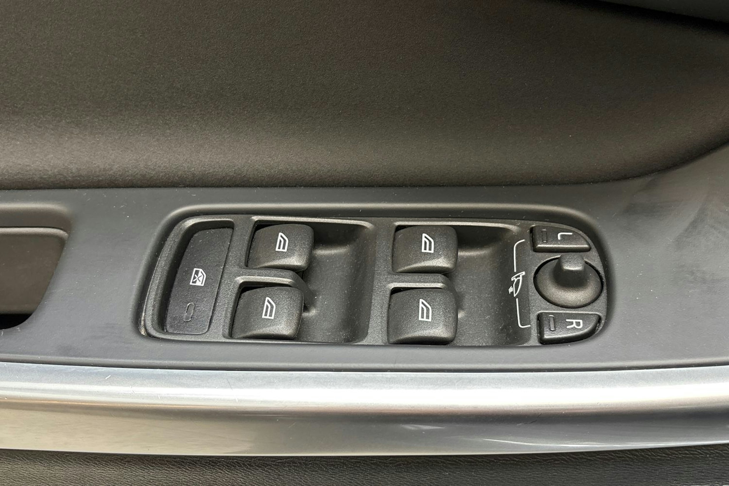 Musta Volvo V60 2015 kuva 17.
