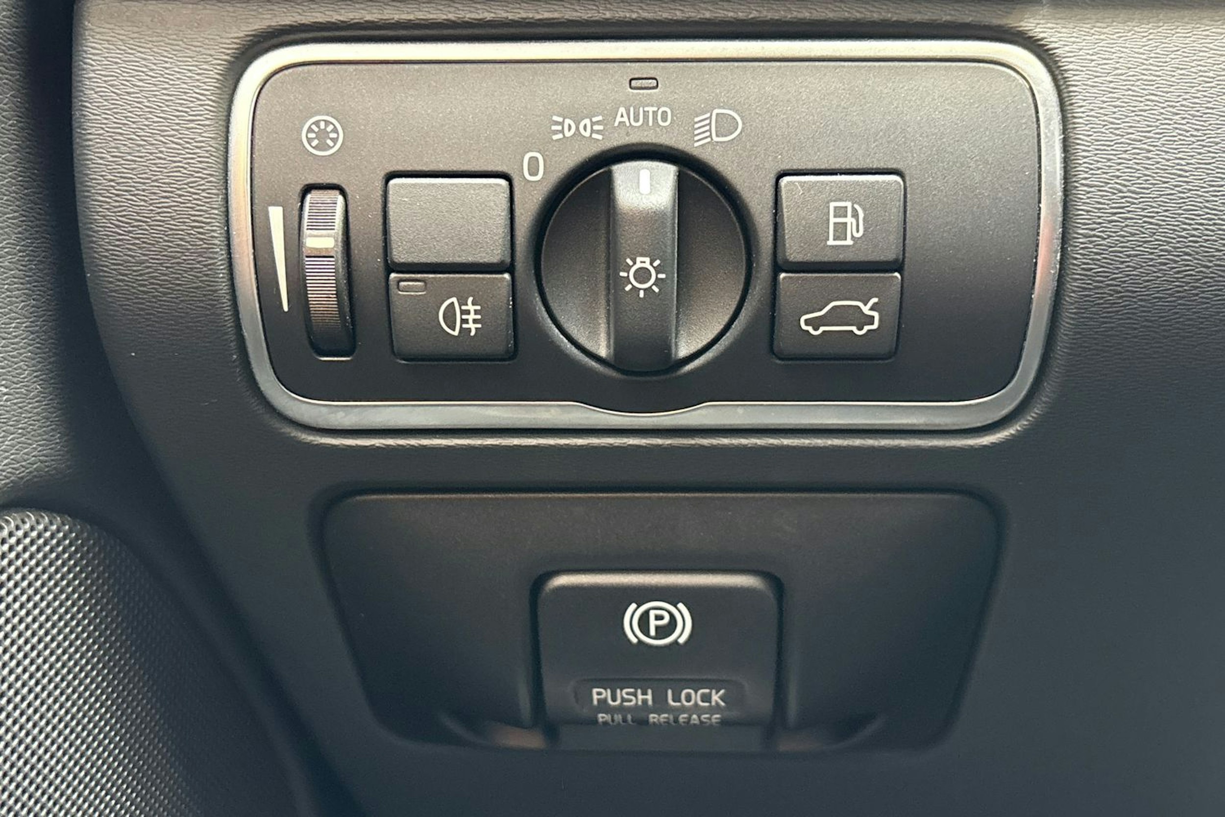 Musta Volvo V60 2015 kuva 18.