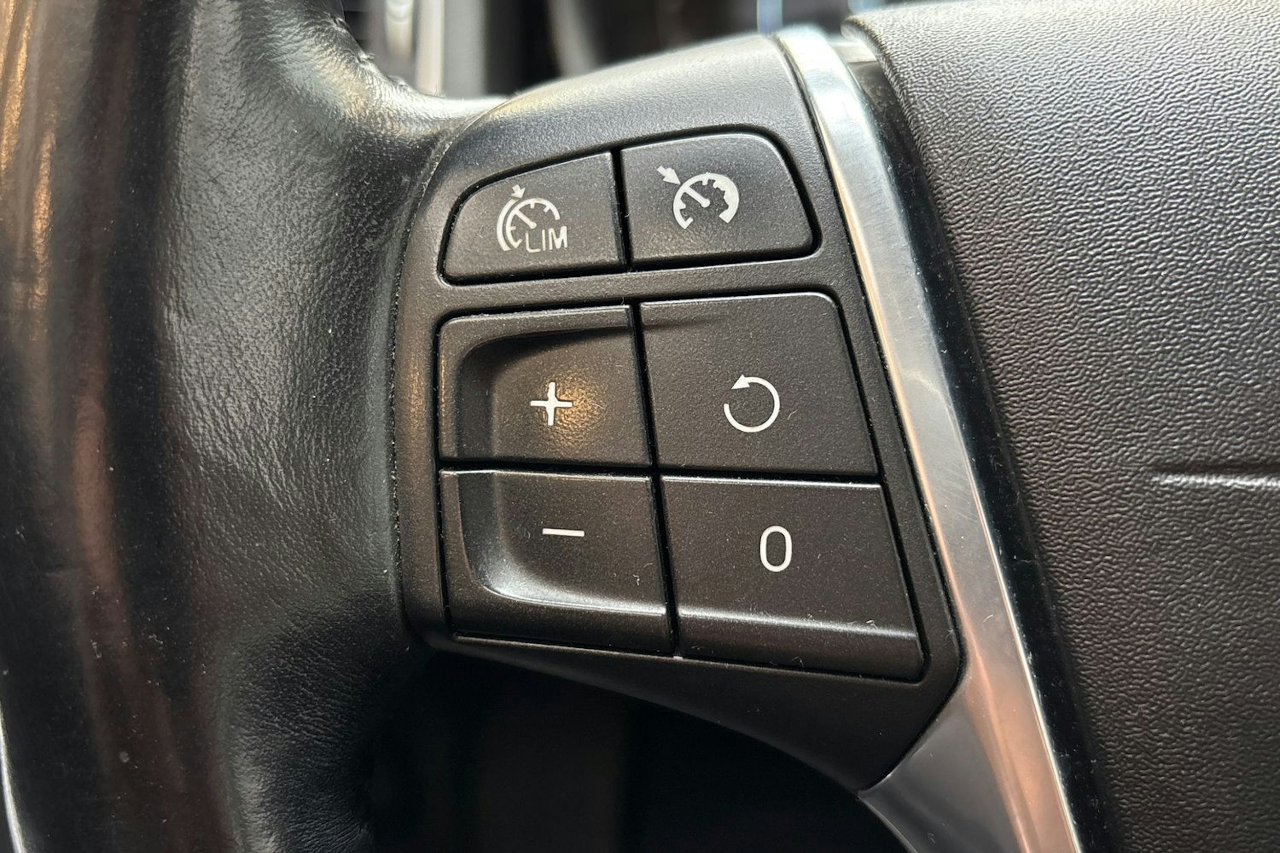 Musta Volvo V60 2015 kuva 19.