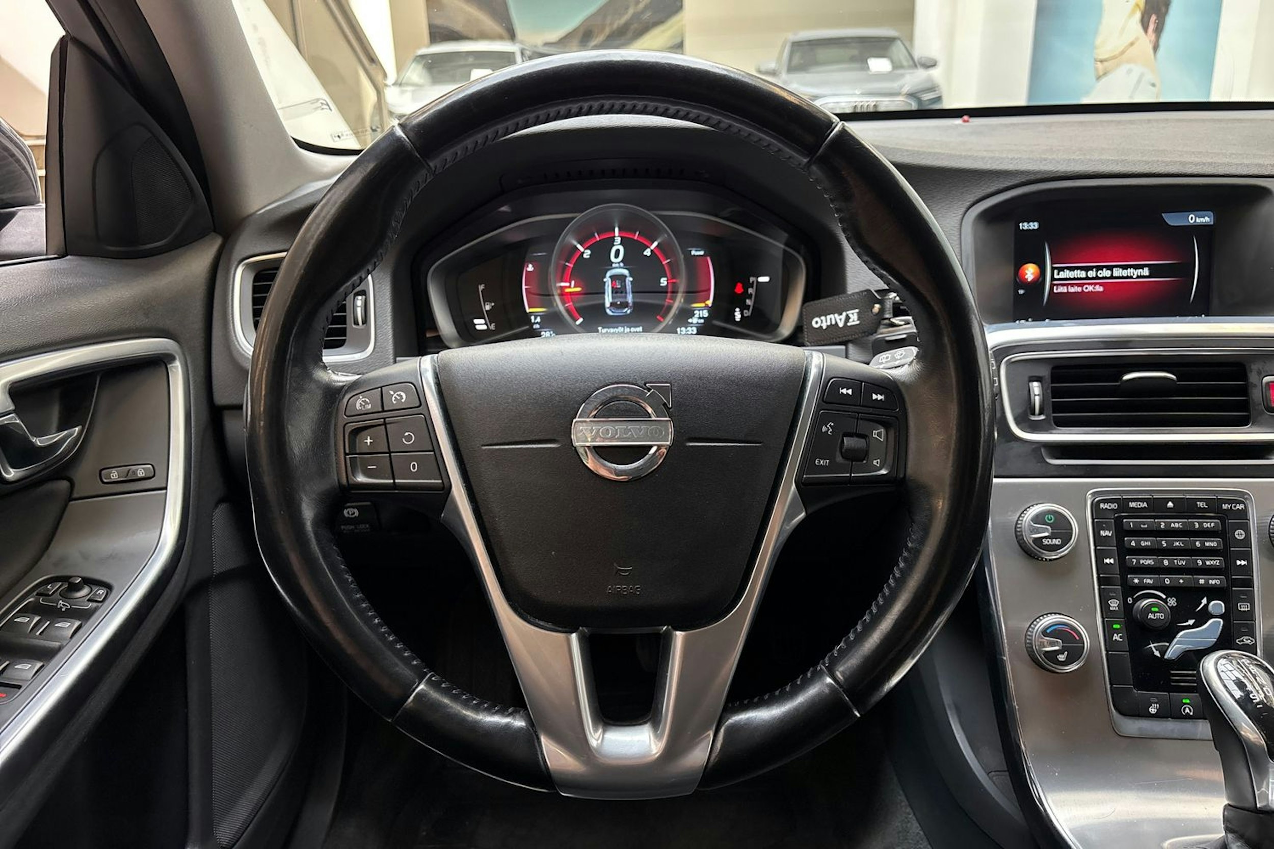 Musta Volvo V60 2015 kuva 21.
