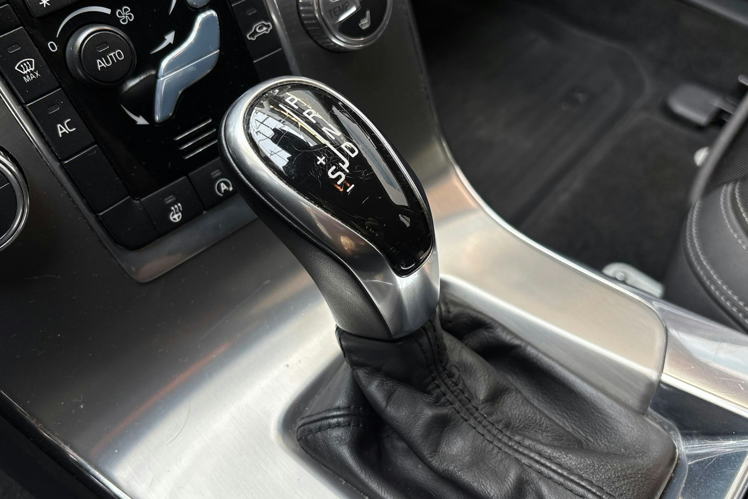 Musta Volvo V60 2015 kuva 27.