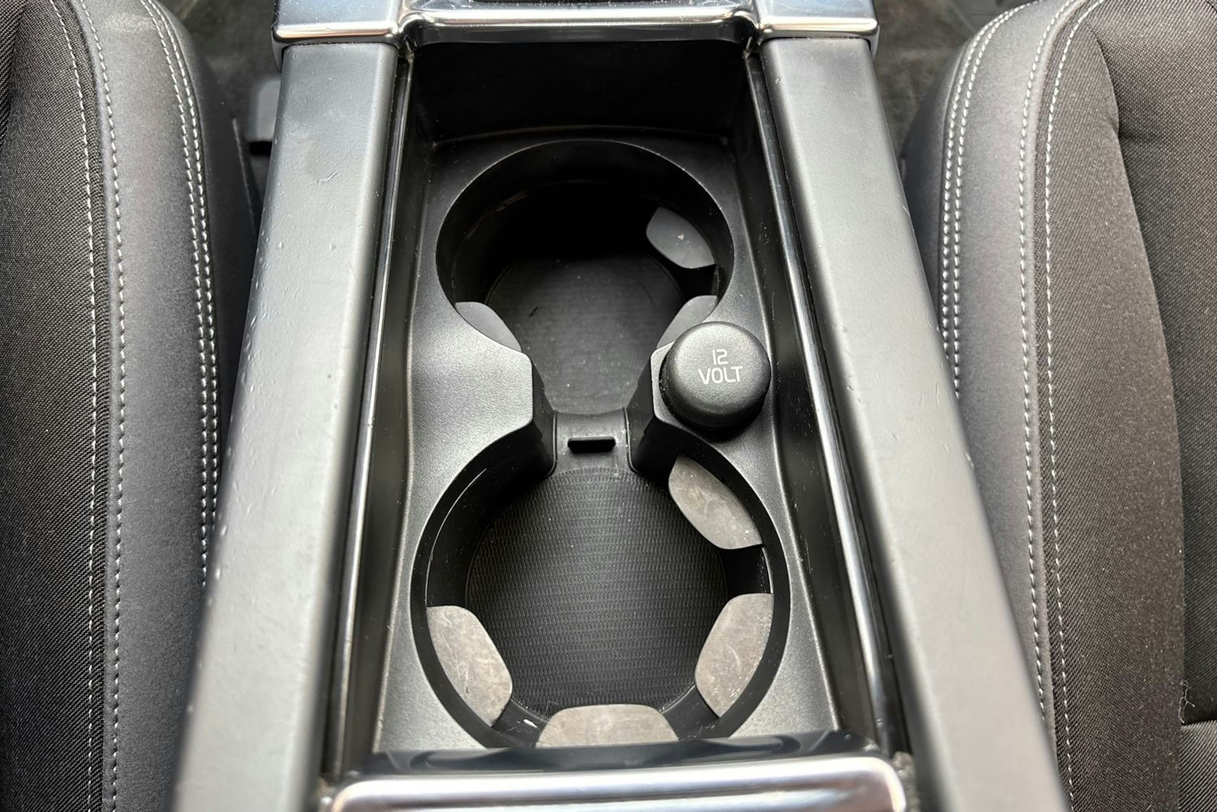 Musta Volvo V60 2015 kuva 28.