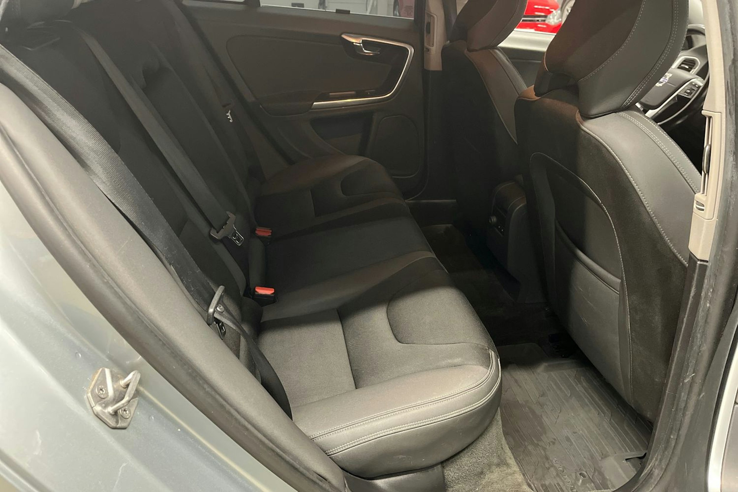 met. hopea Volvo V60 2015 kuva 14.