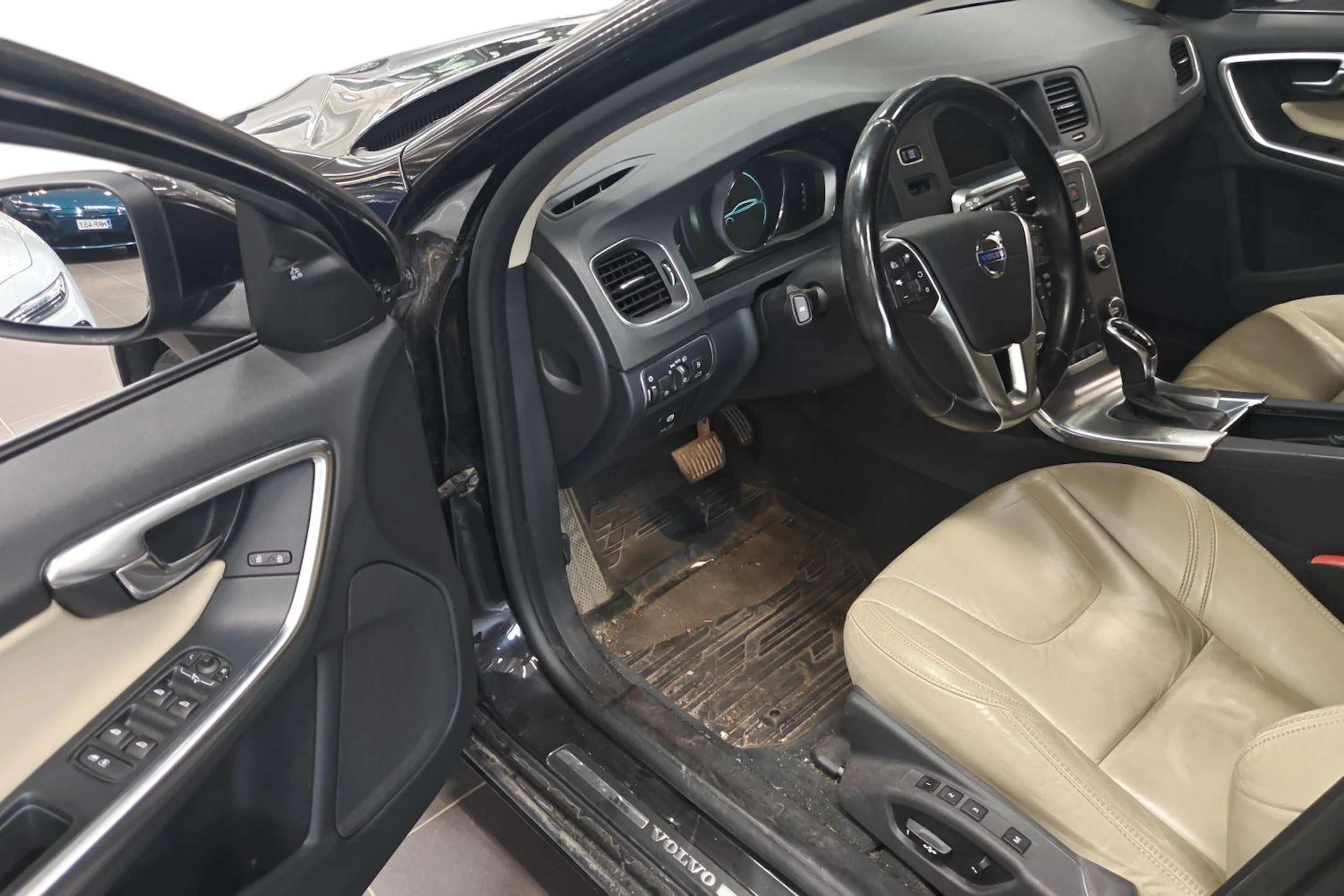 musta Volvo V60 2014 kuva 3.