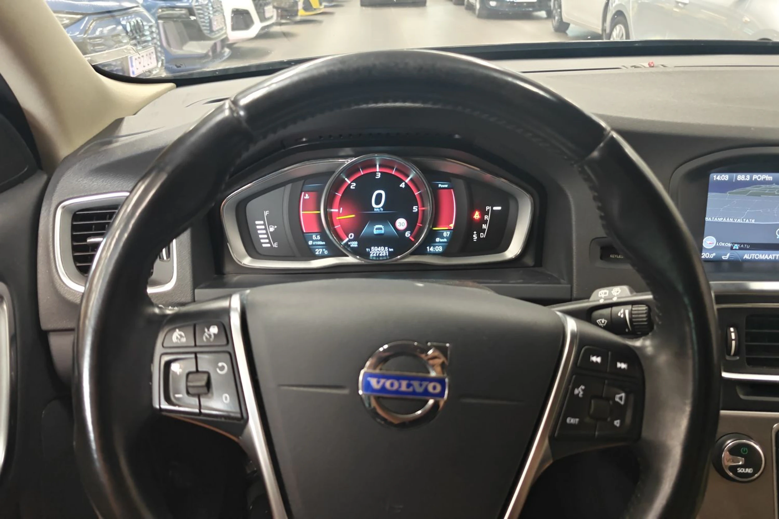 musta Volvo V60 2014 kuva 4.