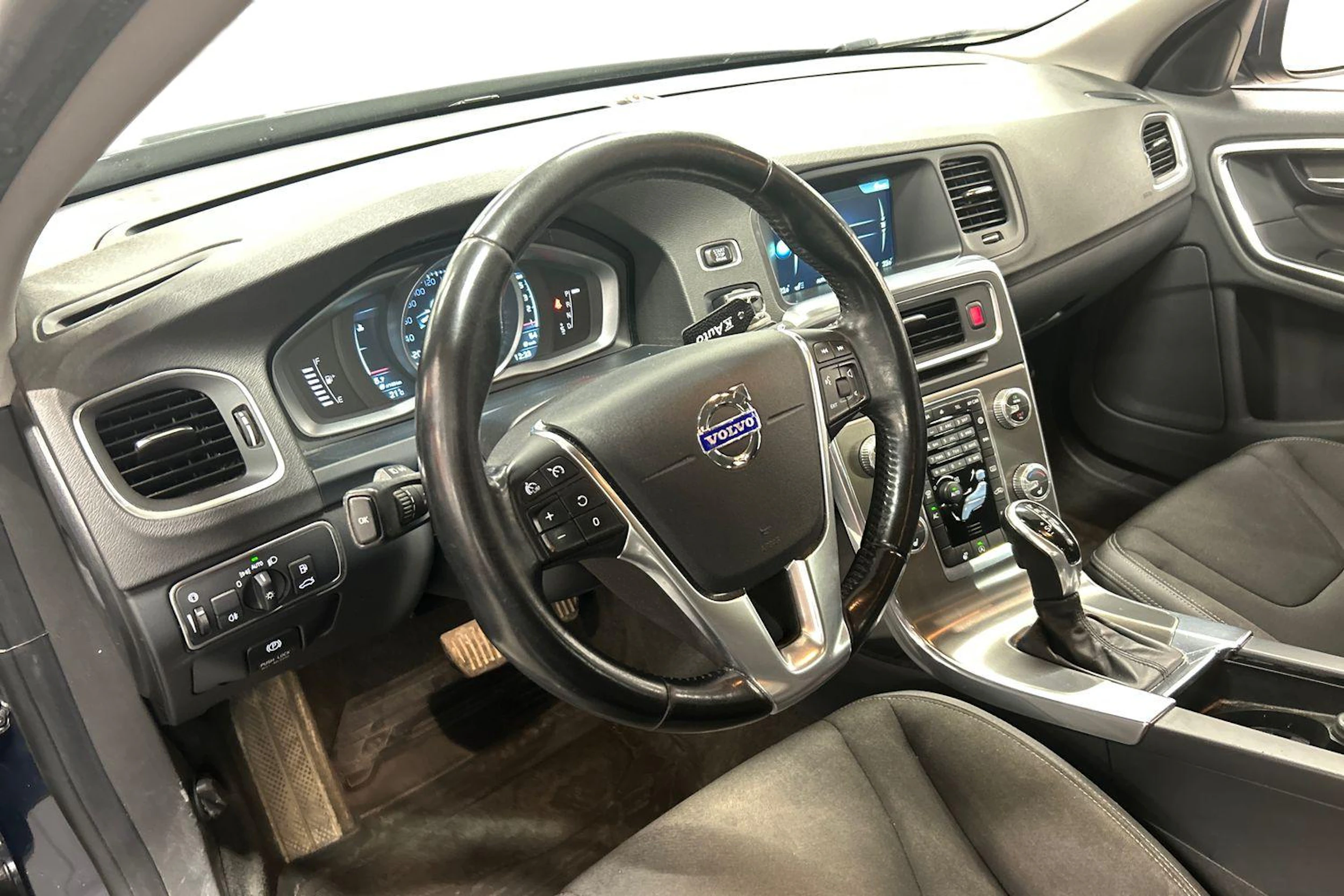 sininen Volvo V60 2014 kuva 6.