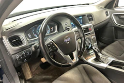 sininen Volvo V60 2014 kuva 6.